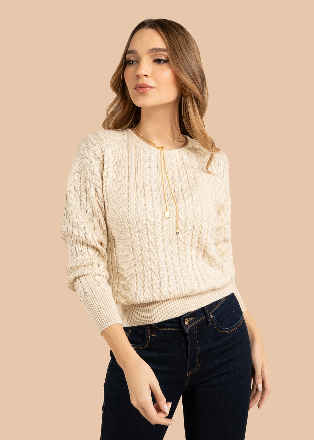 Buzo color beige con cuello redondo y textura trenzada 101932