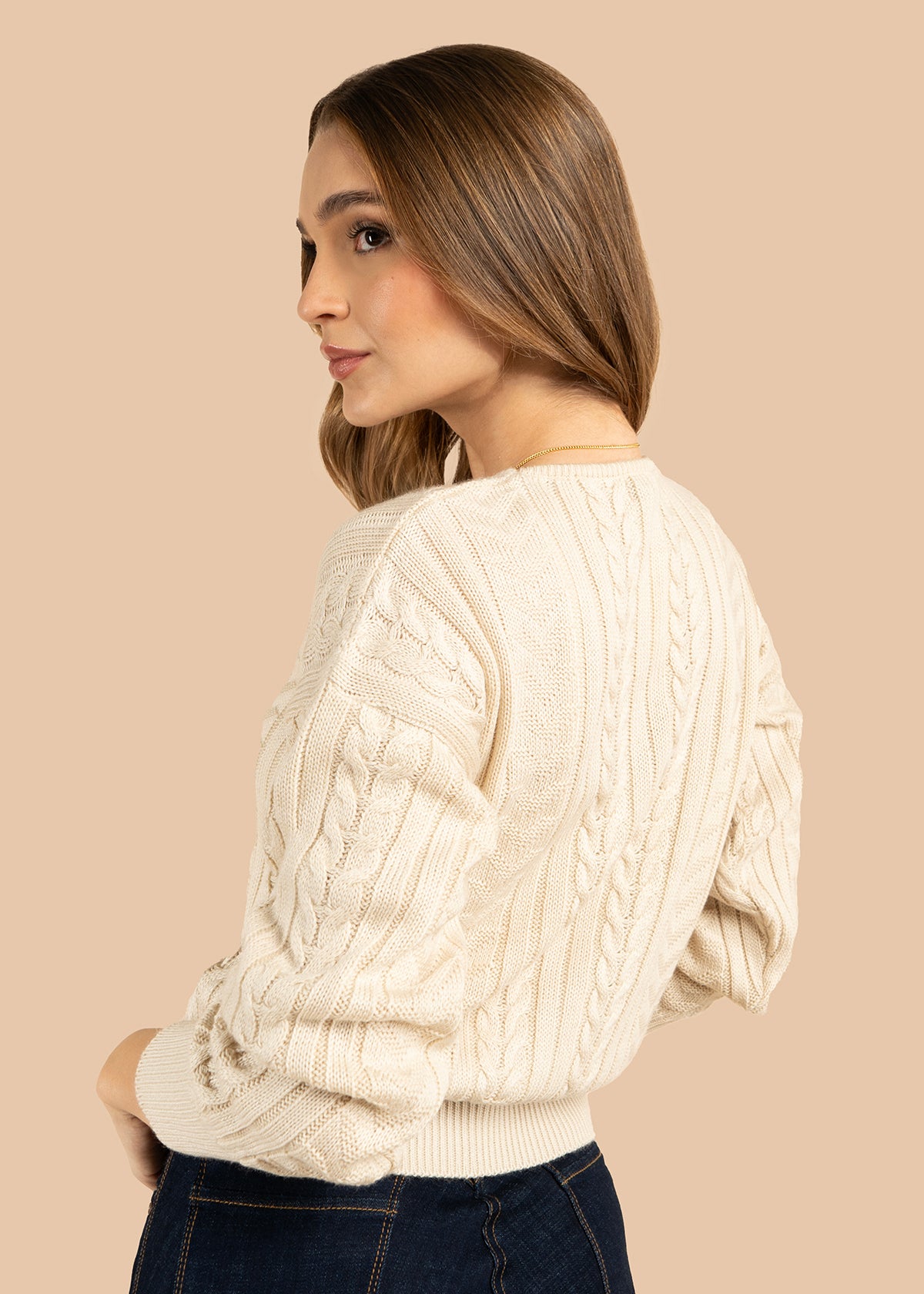 Buzo color beige con cuello redondo y textura trenzada 101932