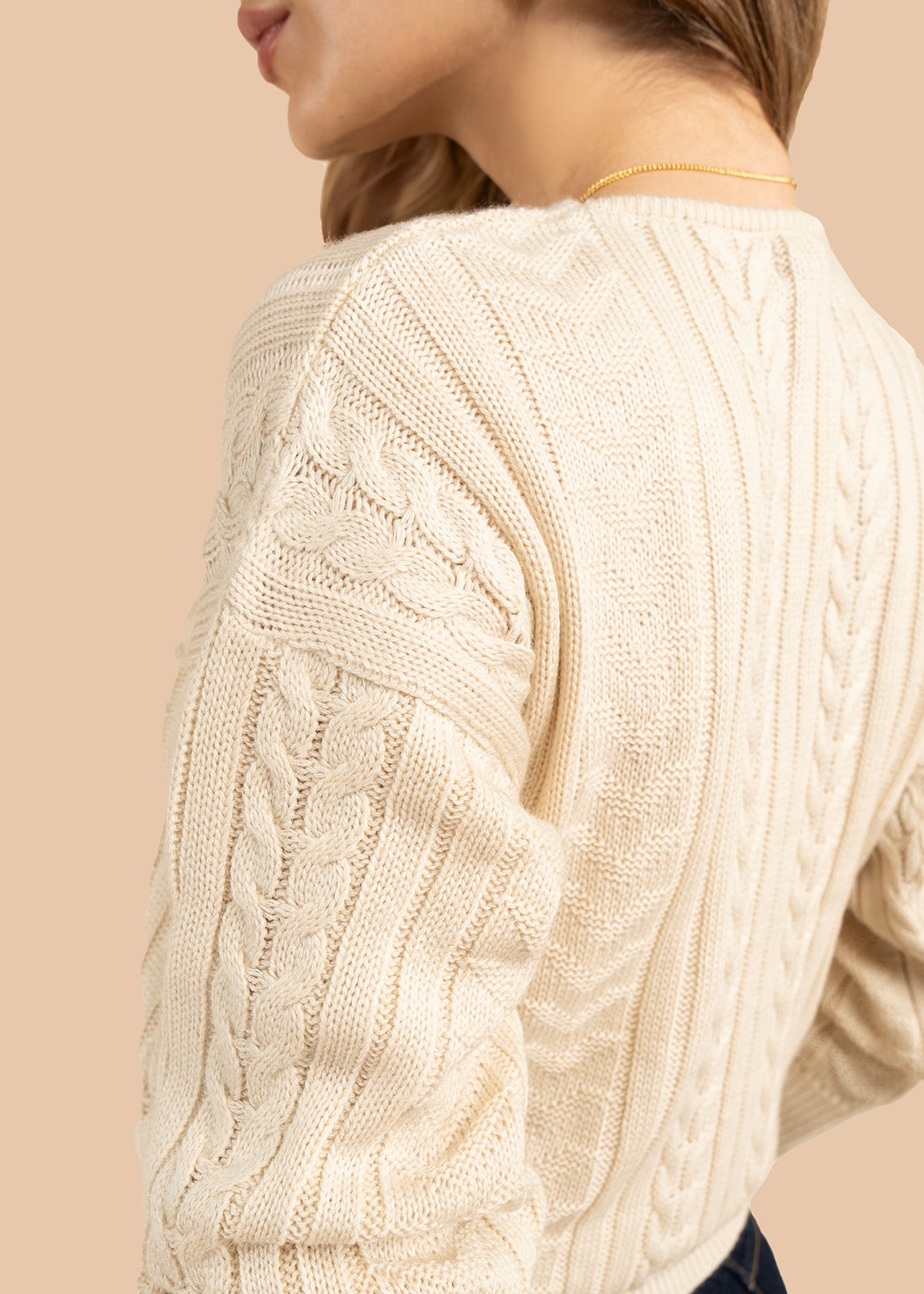 Buzo color beige con cuello redondo y textura trenzada 101932