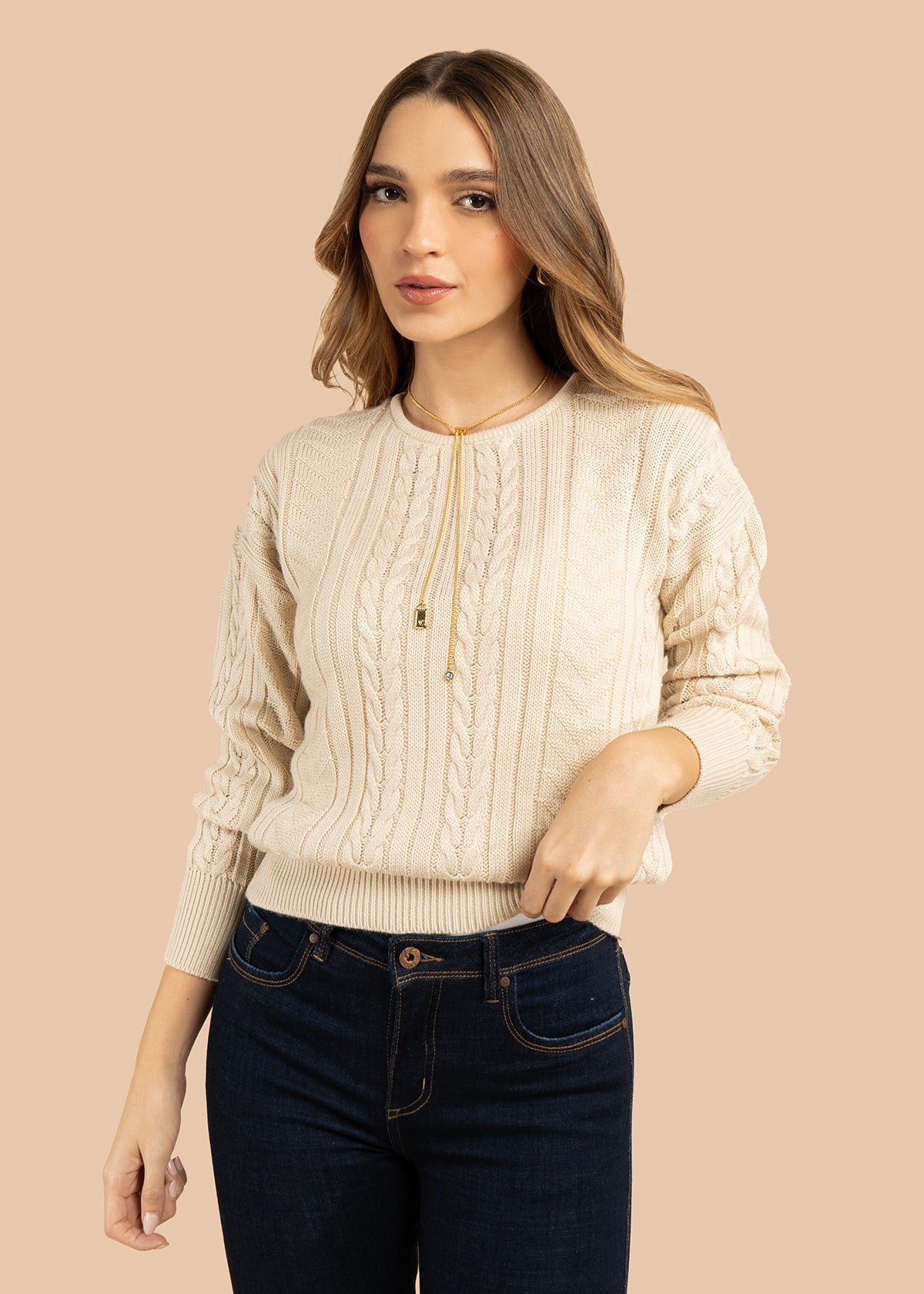 Buzo color beige con cuello redondo y textura trenzada 101932