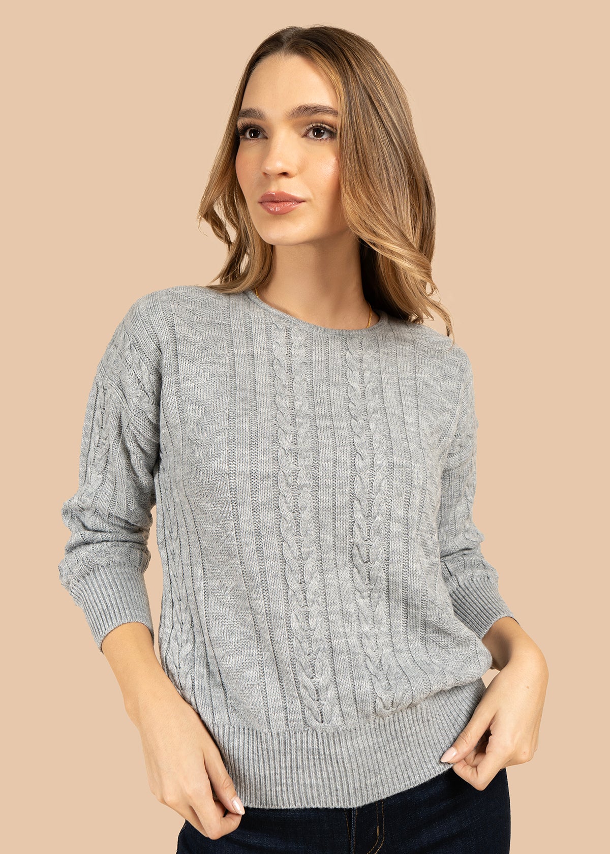 Buzo color gris con cuello redondo y textura trenzada 101932