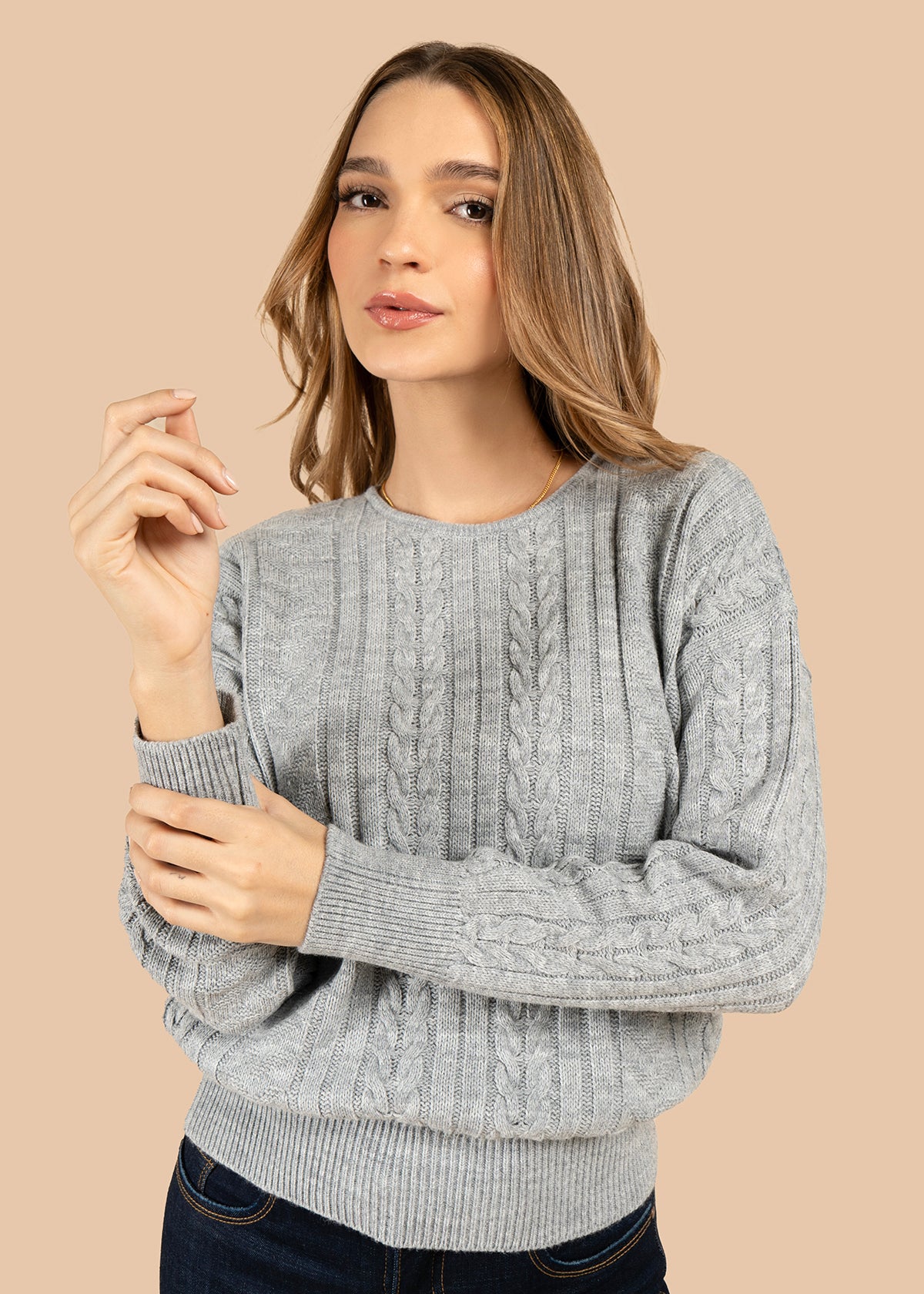 Buzo color gris con cuello redondo y textura trenzada 101932