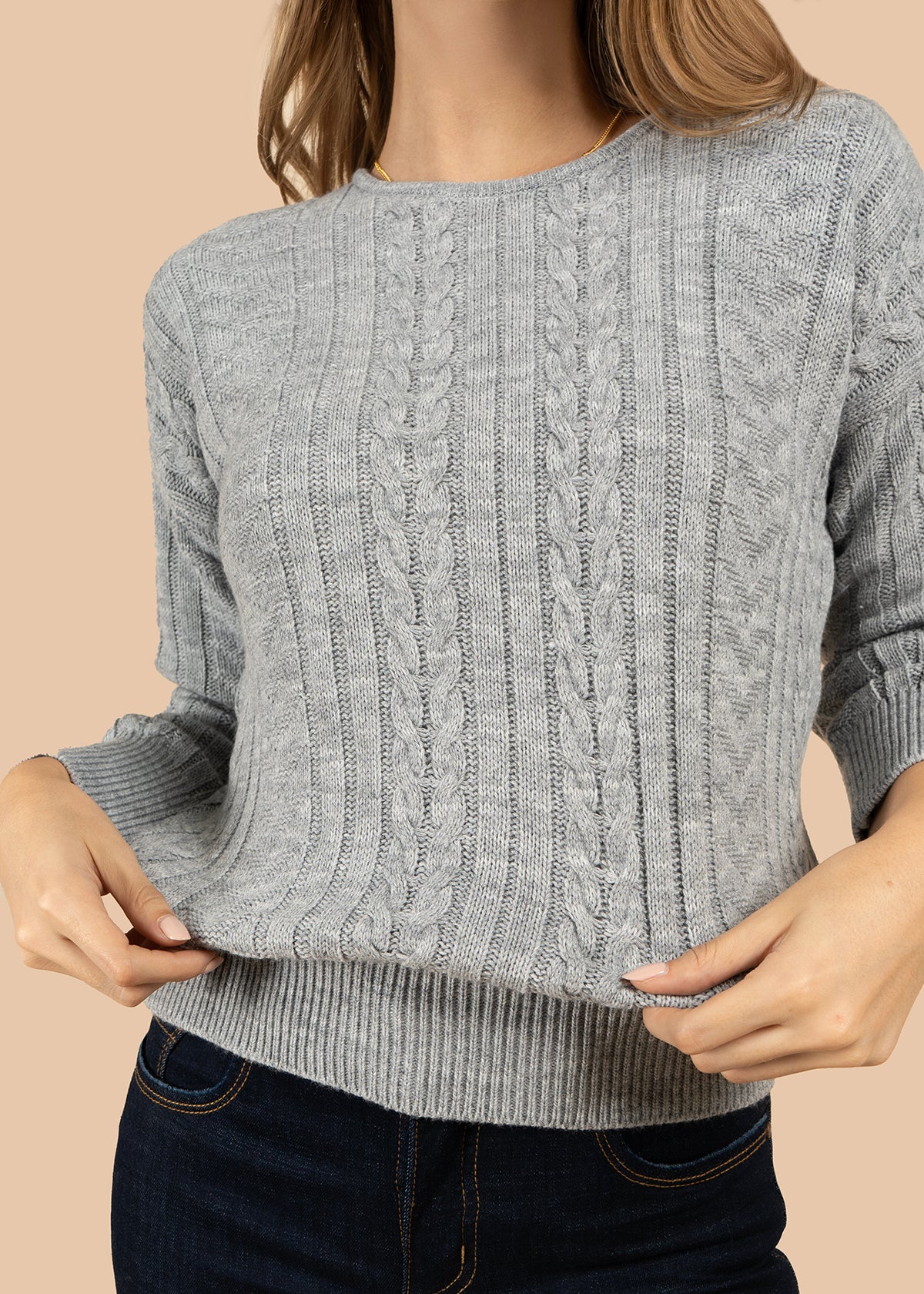 Buzo color gris con cuello redondo y textura trenzada 101932