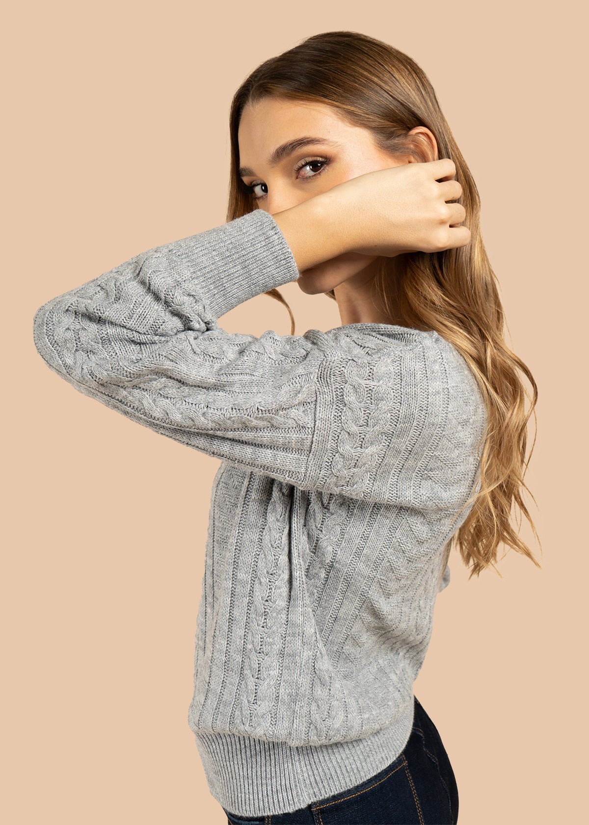 Buzo color gris con cuello redondo y textura trenzada 101932