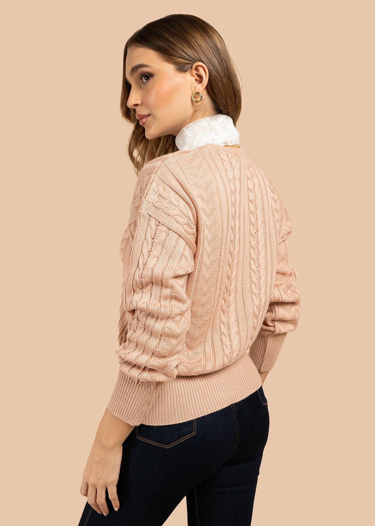 Buzo color palo de rosa con cuello redondo y textura trenzada 101932