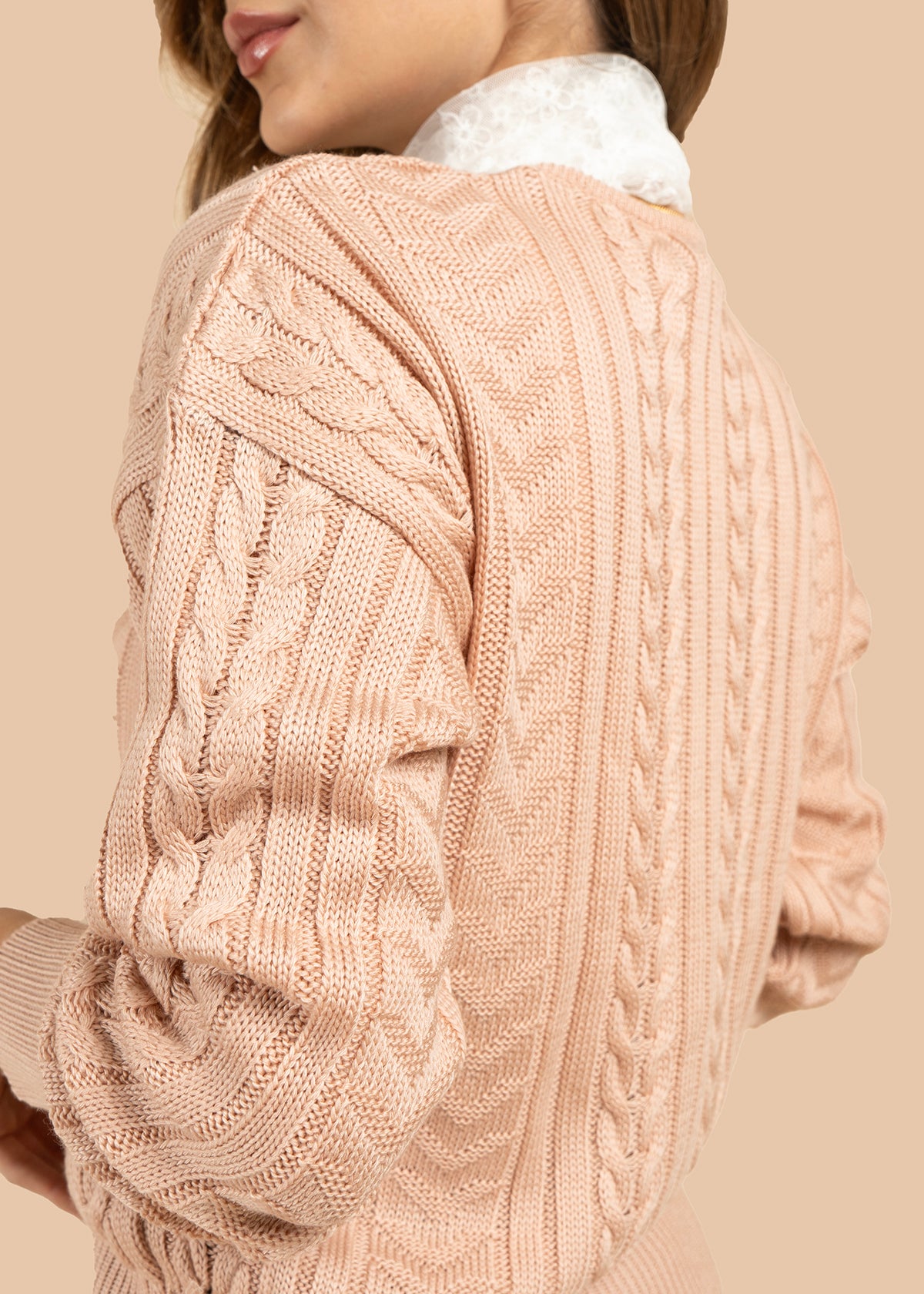 Buzo color palo de rosa con cuello redondo y textura trenzada 101932