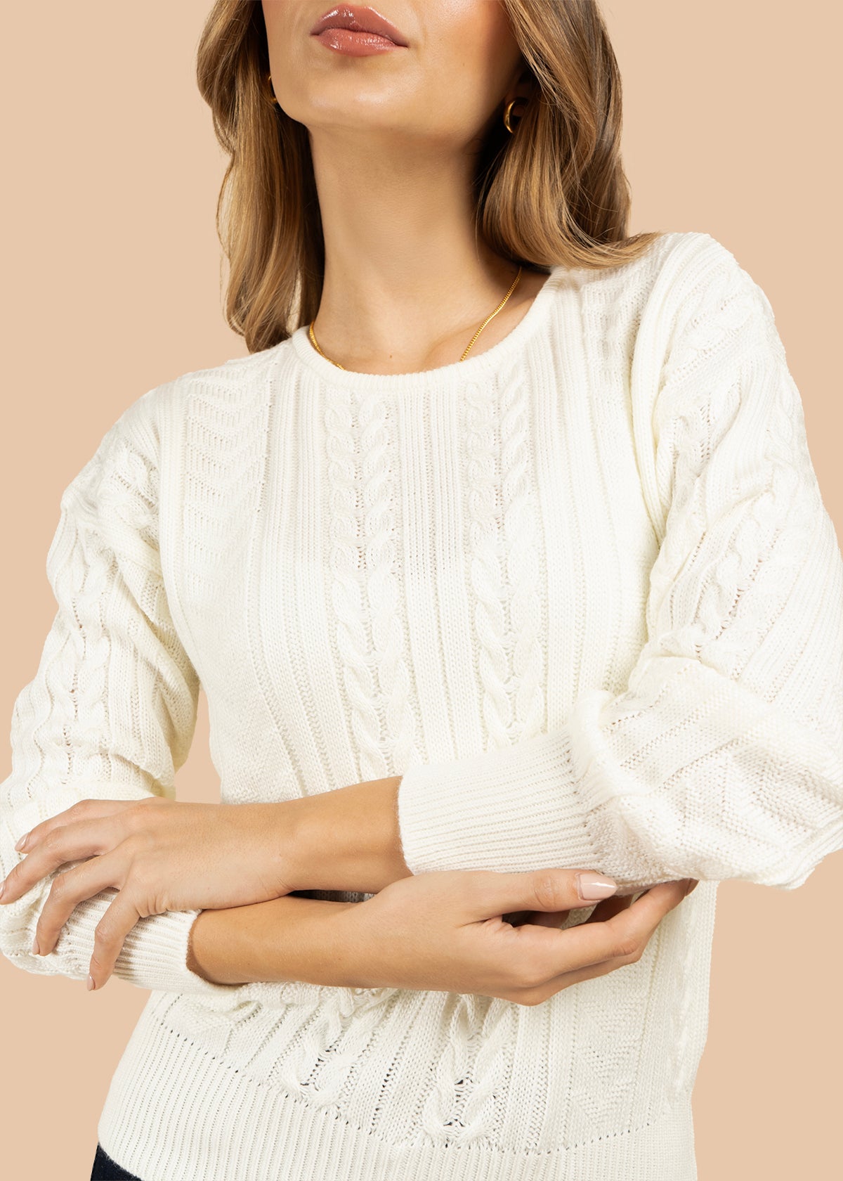 Buzo color talco con cuello redondo y textura trenzada 101932