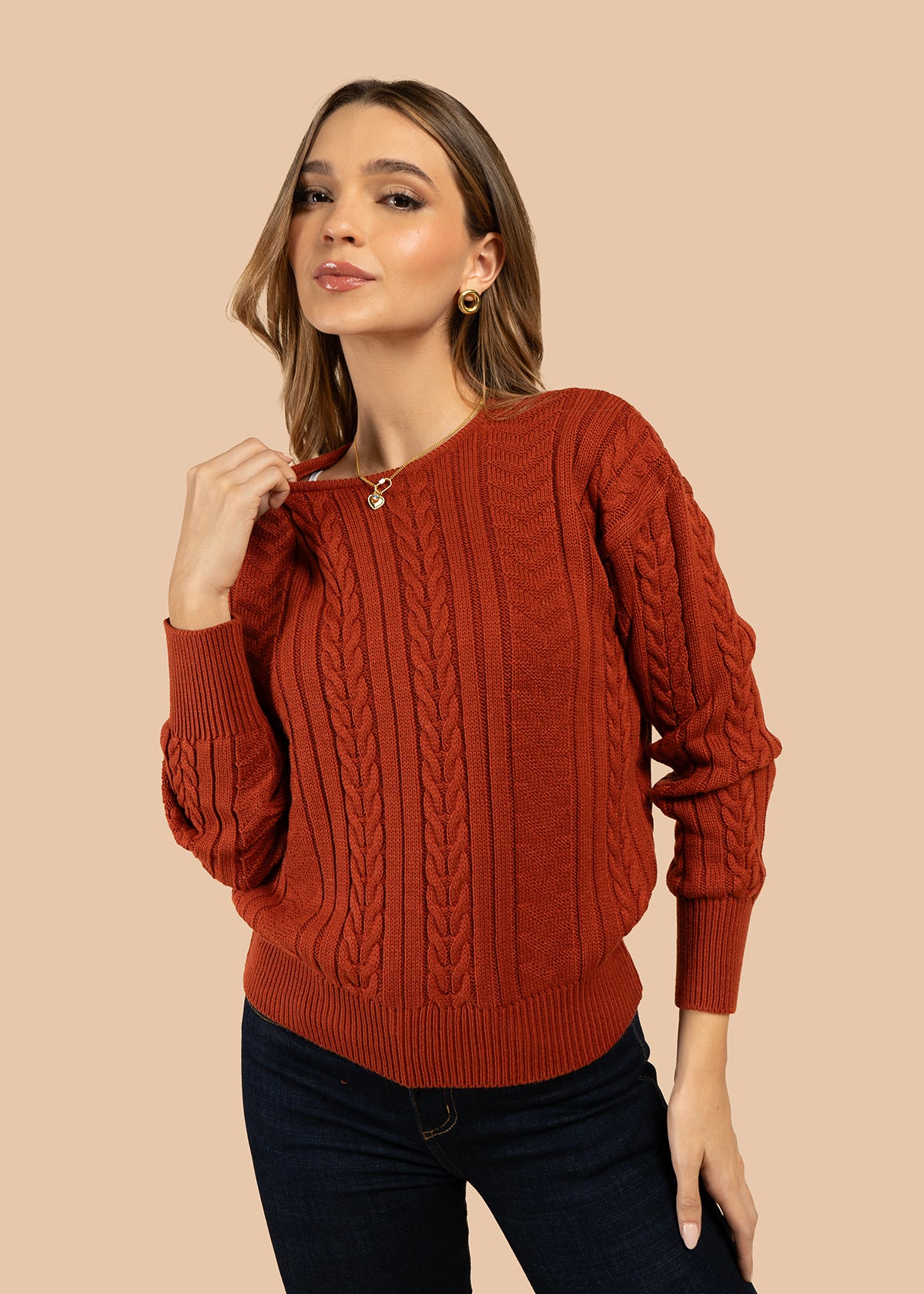 Buzo color terracota con cuello redondo y textura trenzada 101932