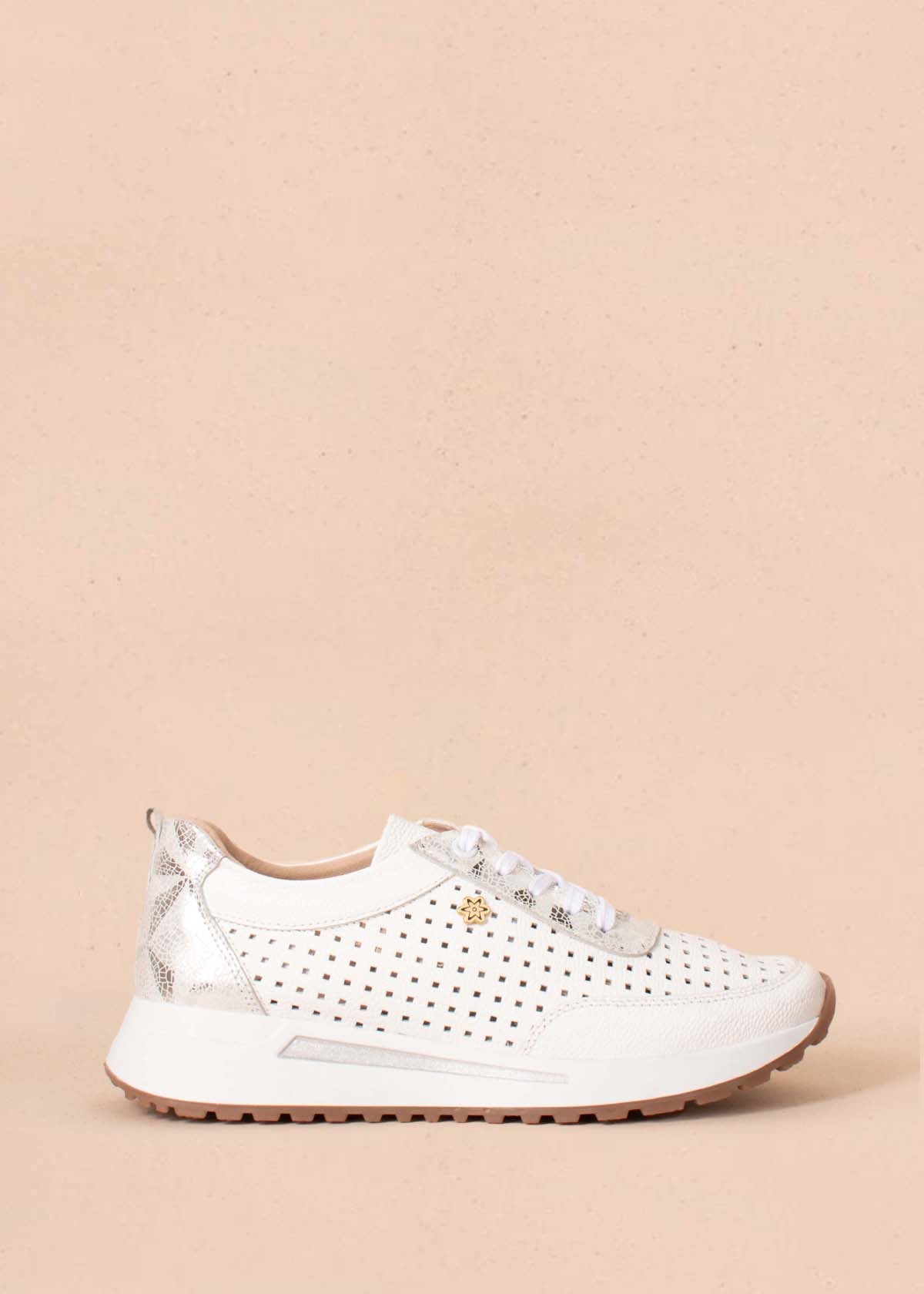 Tenis casuales en cuero color blanco con perforaciones 103265