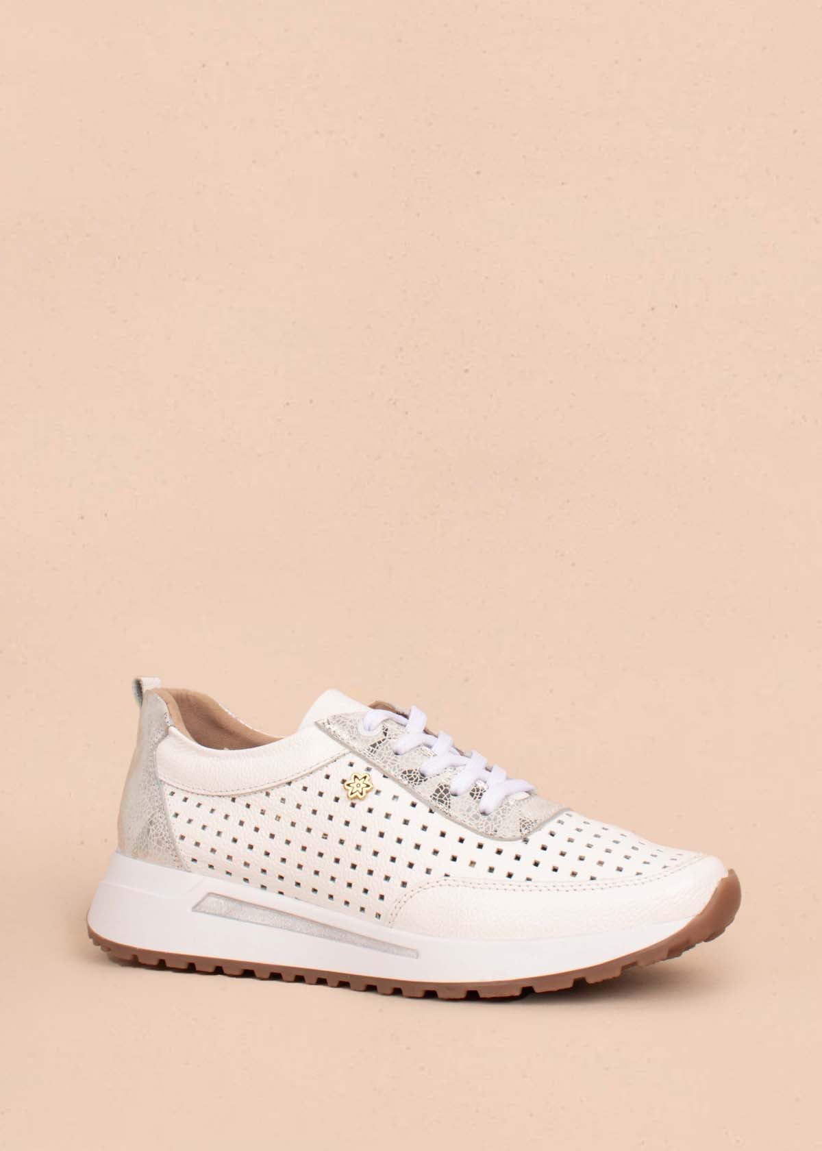 Tenis casuales en cuero color blanco con perforaciones 103265