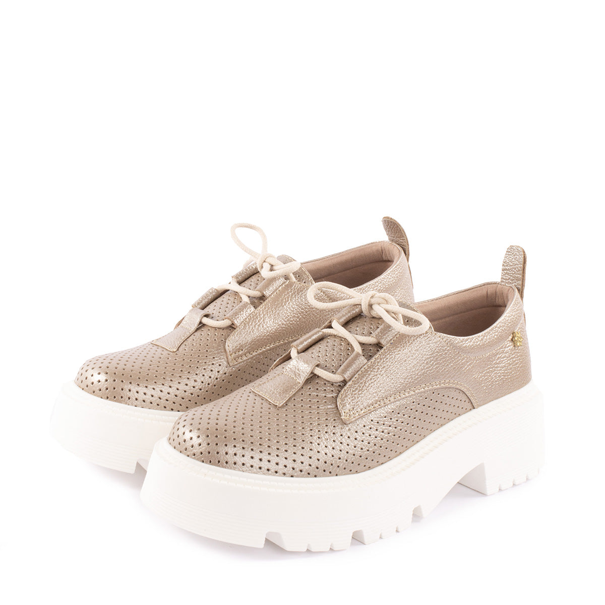 Ataduras en cuero color champaña con perforaciones