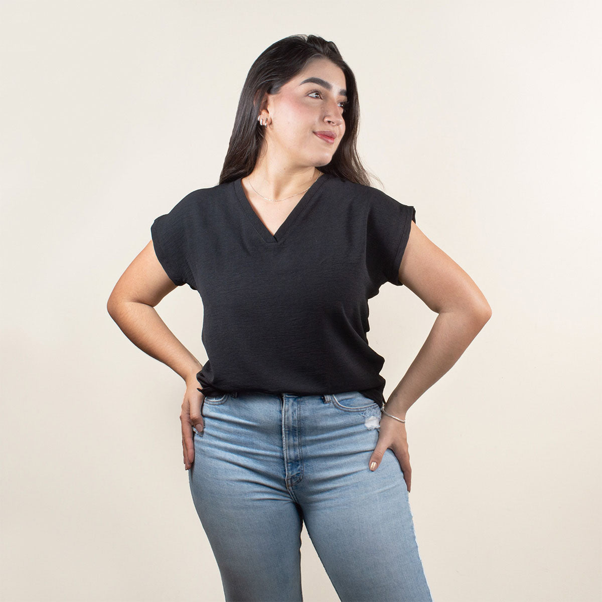 Blusa con cuello en V color negro