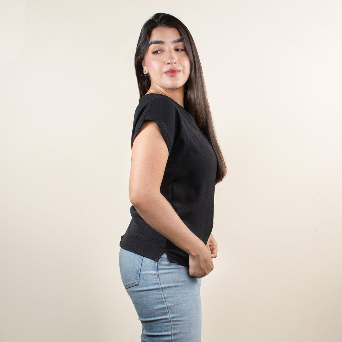 Blusa con cuello en V color negro