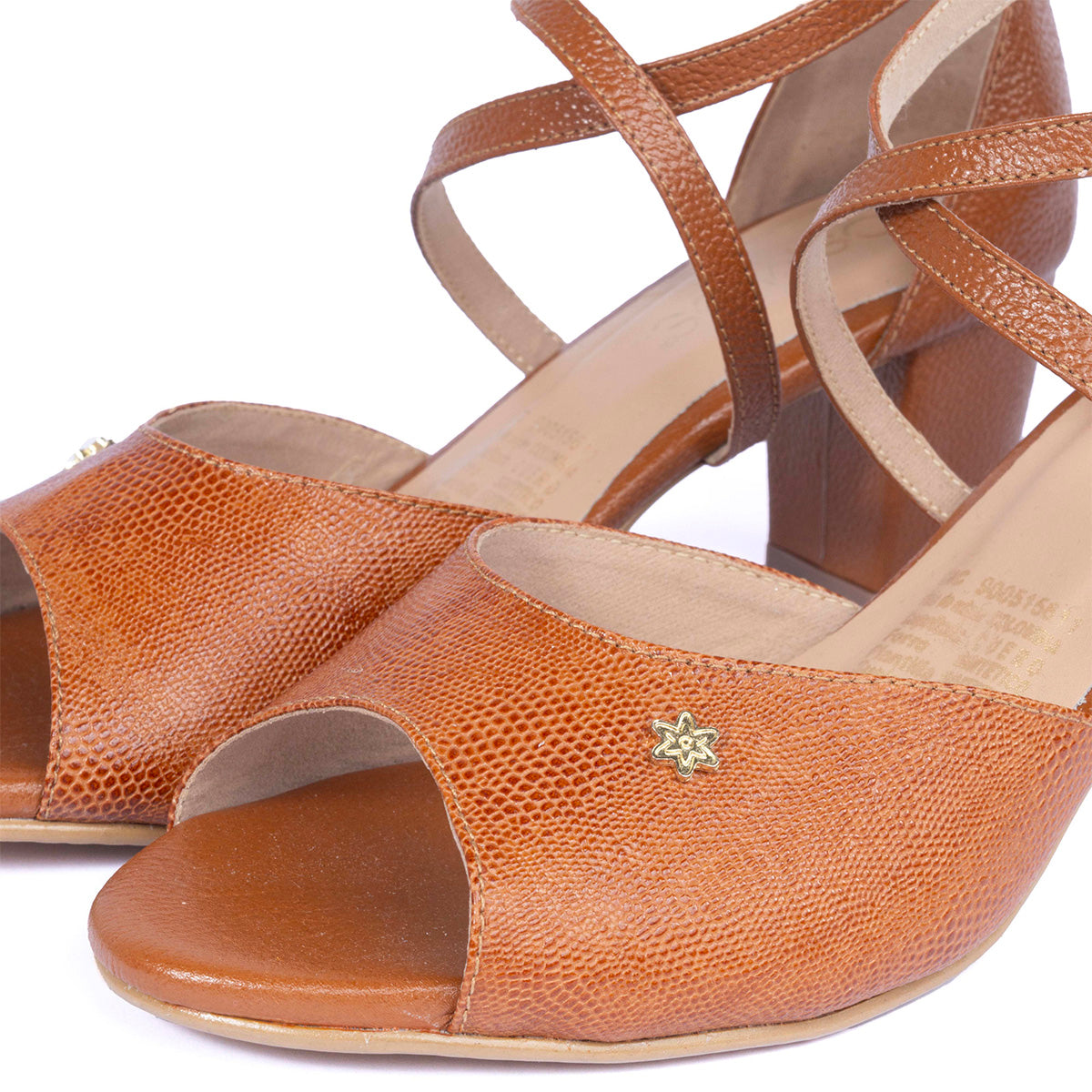 Sandalias de cuero color miel con tacón, textura pitón y correas cruzadas