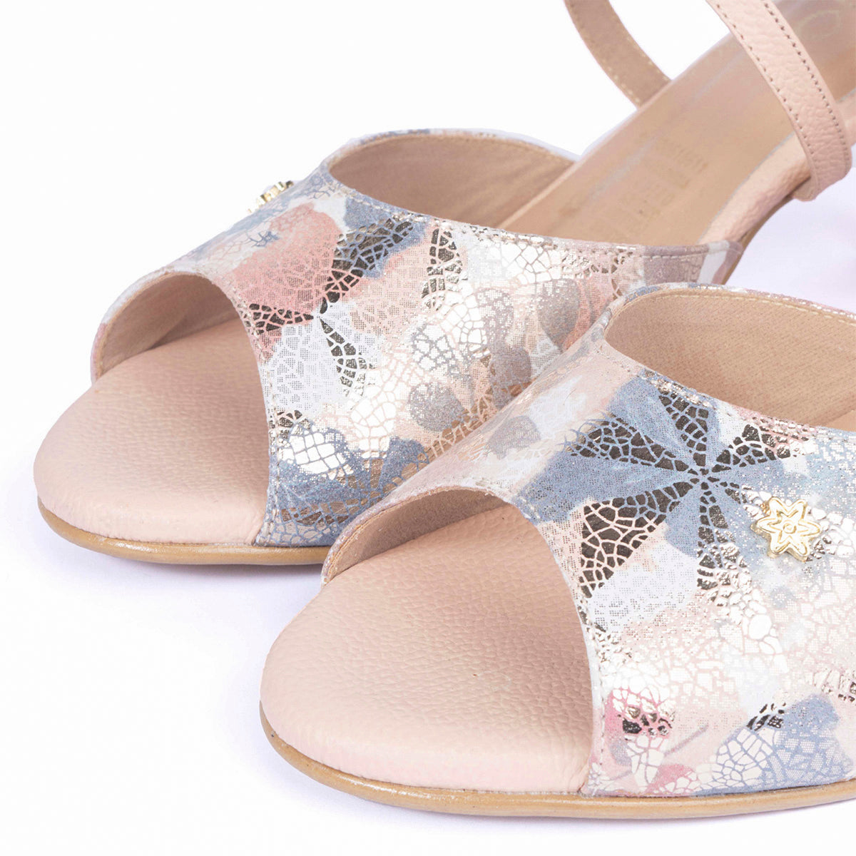 Sandalias de cuero color nude con tacón, textura floral y correas cruzadas