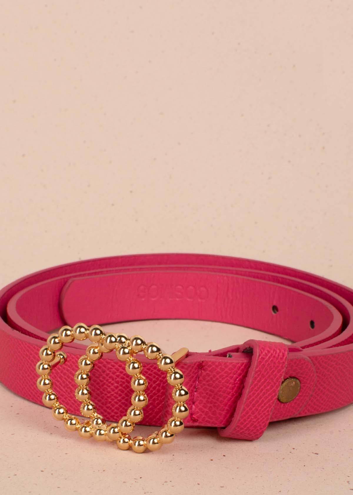 Cinturón color fucsia con herraje de doble círculos dorados 103658