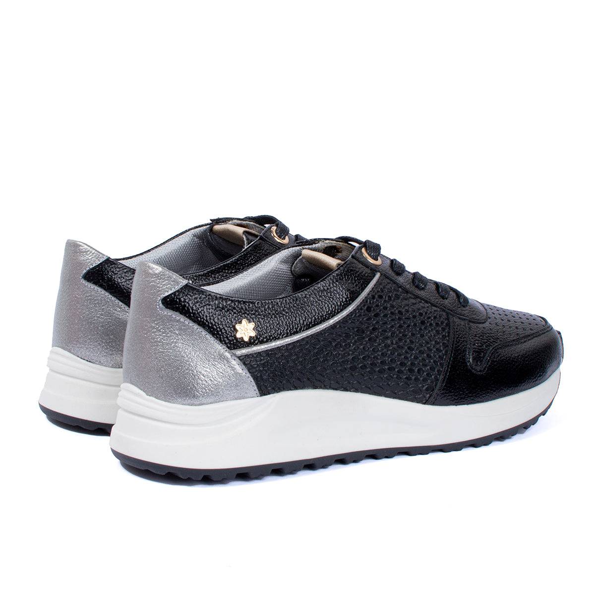 Tenis casuales en cuero color negro con talón plateado