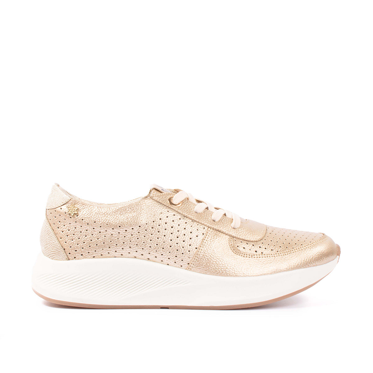 Tenis casuales de cuero color champaña con perforaciones