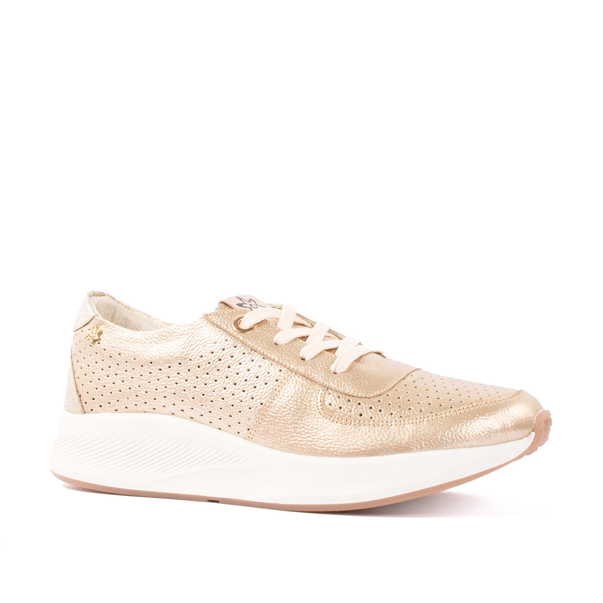 Tenis casuales de cuero color champaña con perforaciones
