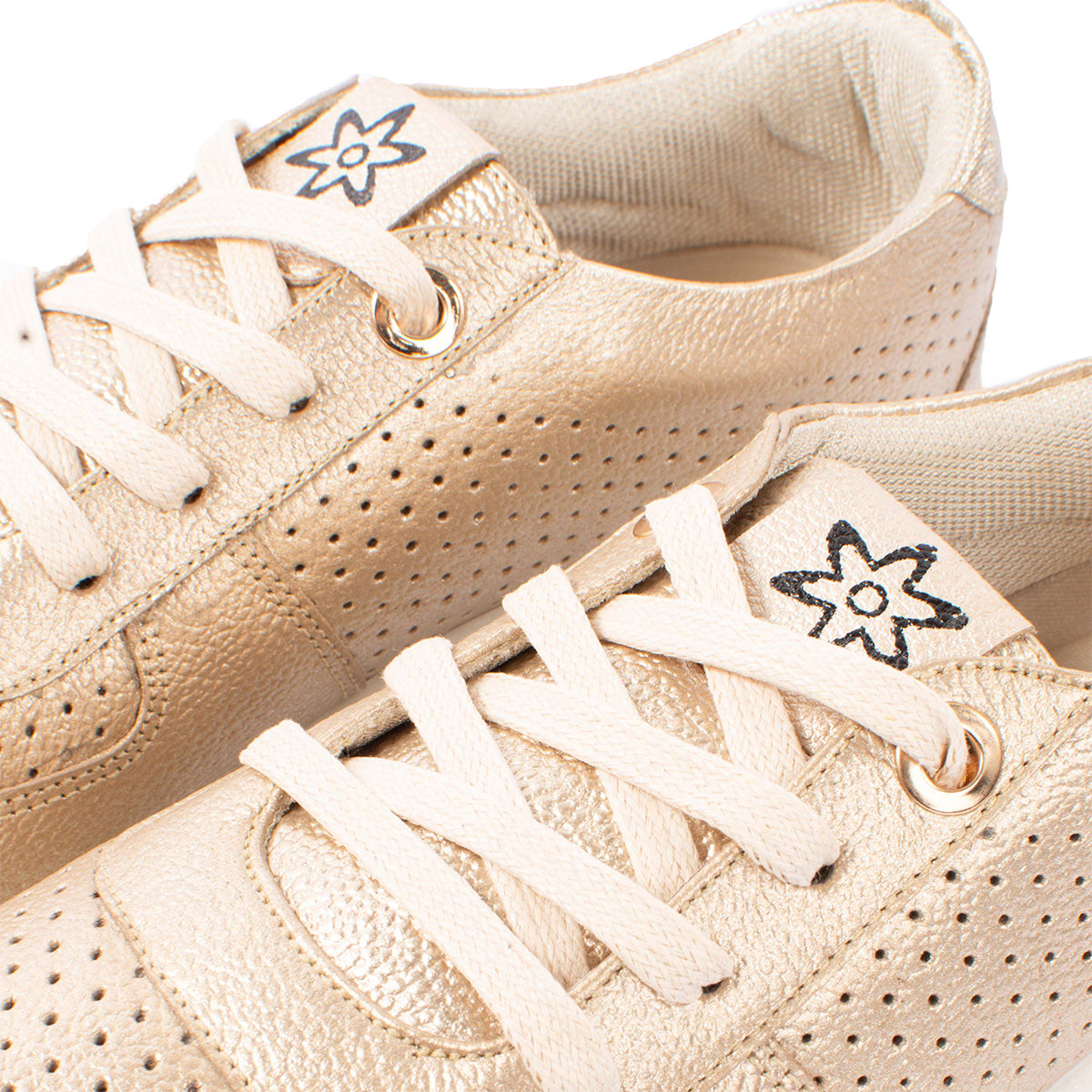 Tenis casuales de cuero color champaña con perforaciones