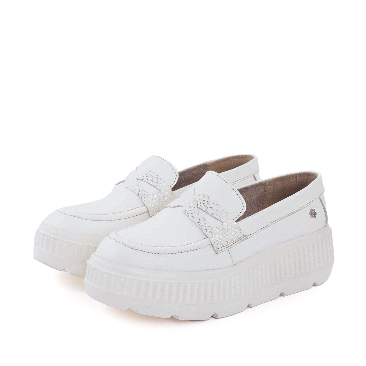 Mocasines en cuero color blanco con antifaz texturizado
