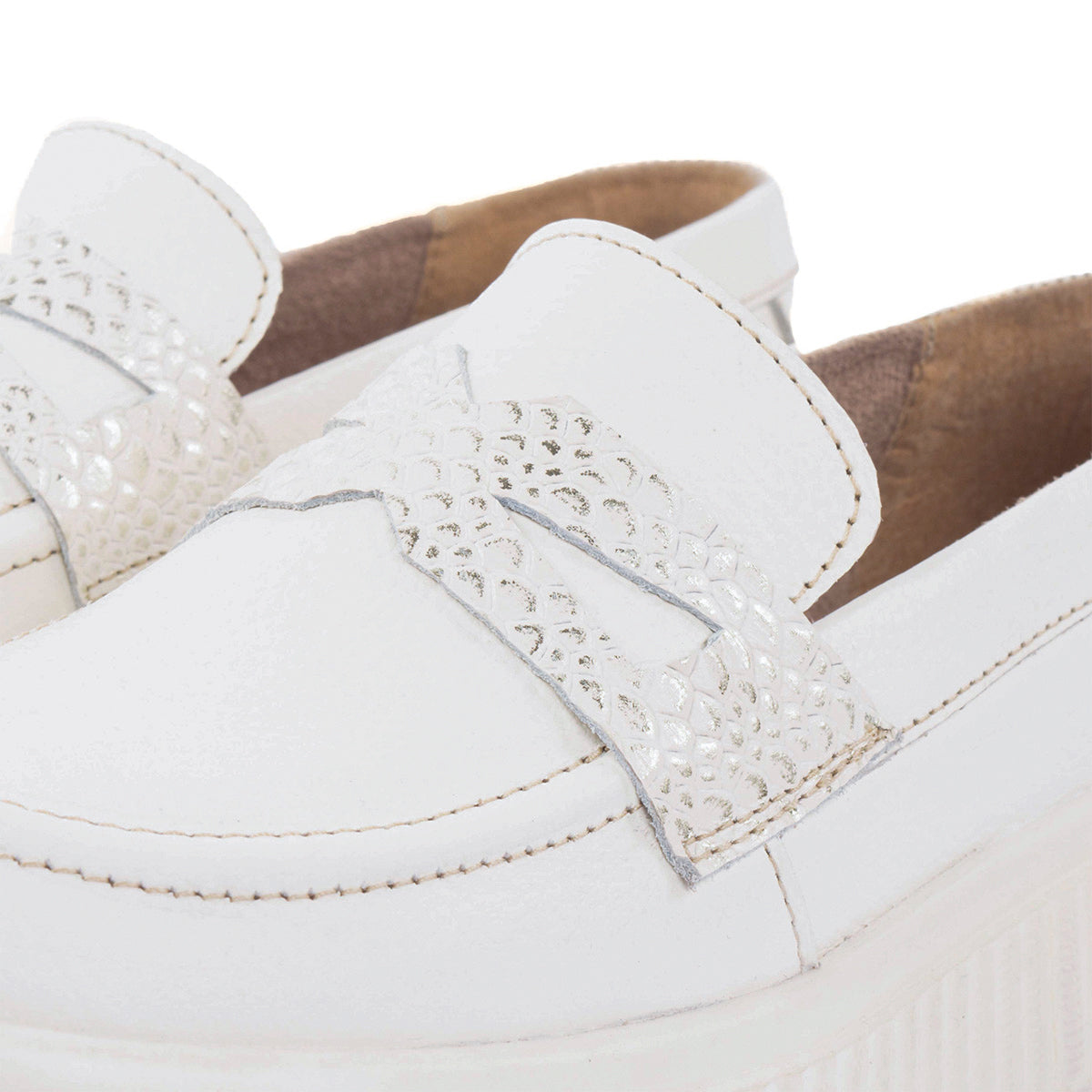 Mocasines en cuero color blanco con antifaz texturizado