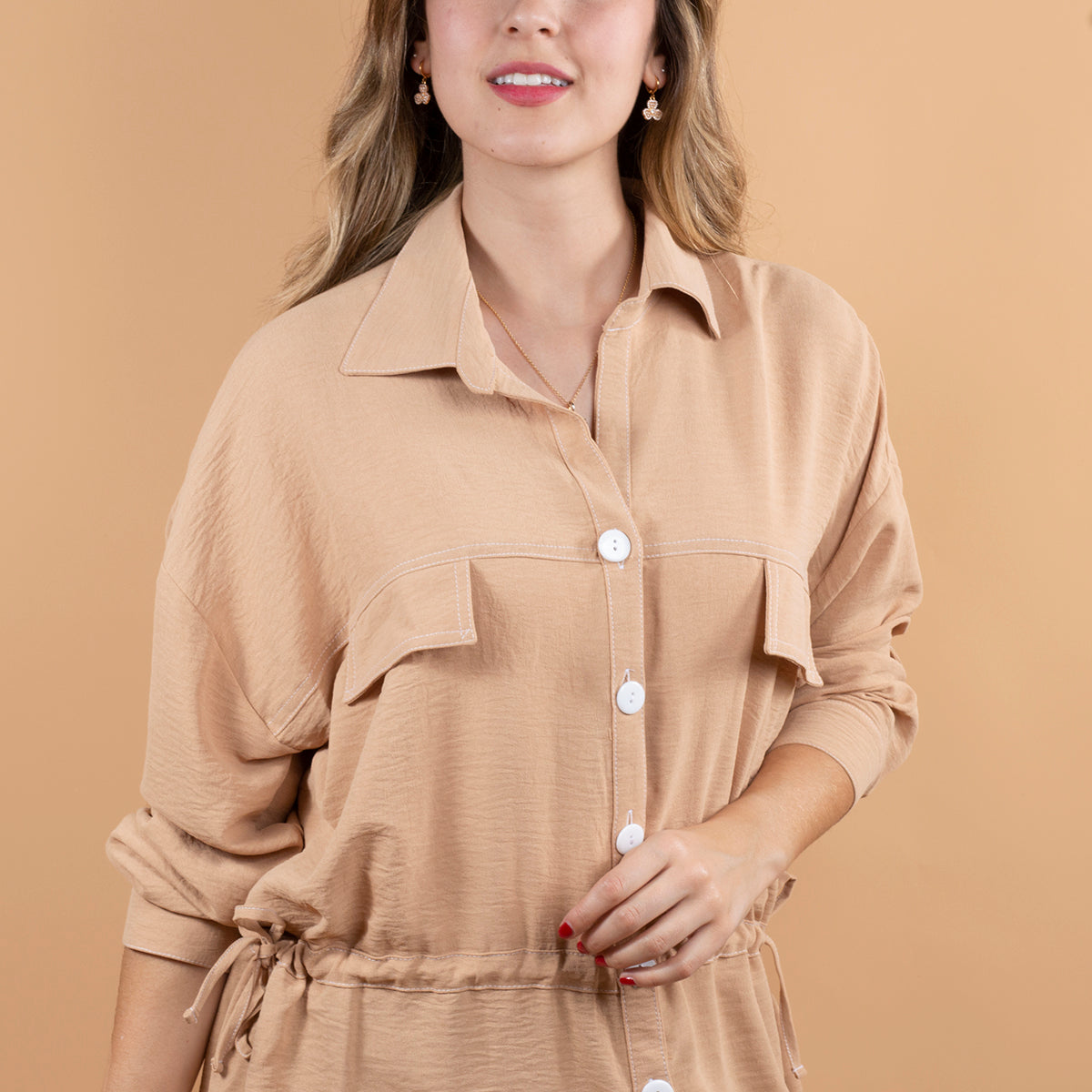 Chaqueta color camel con recogido en cintura
