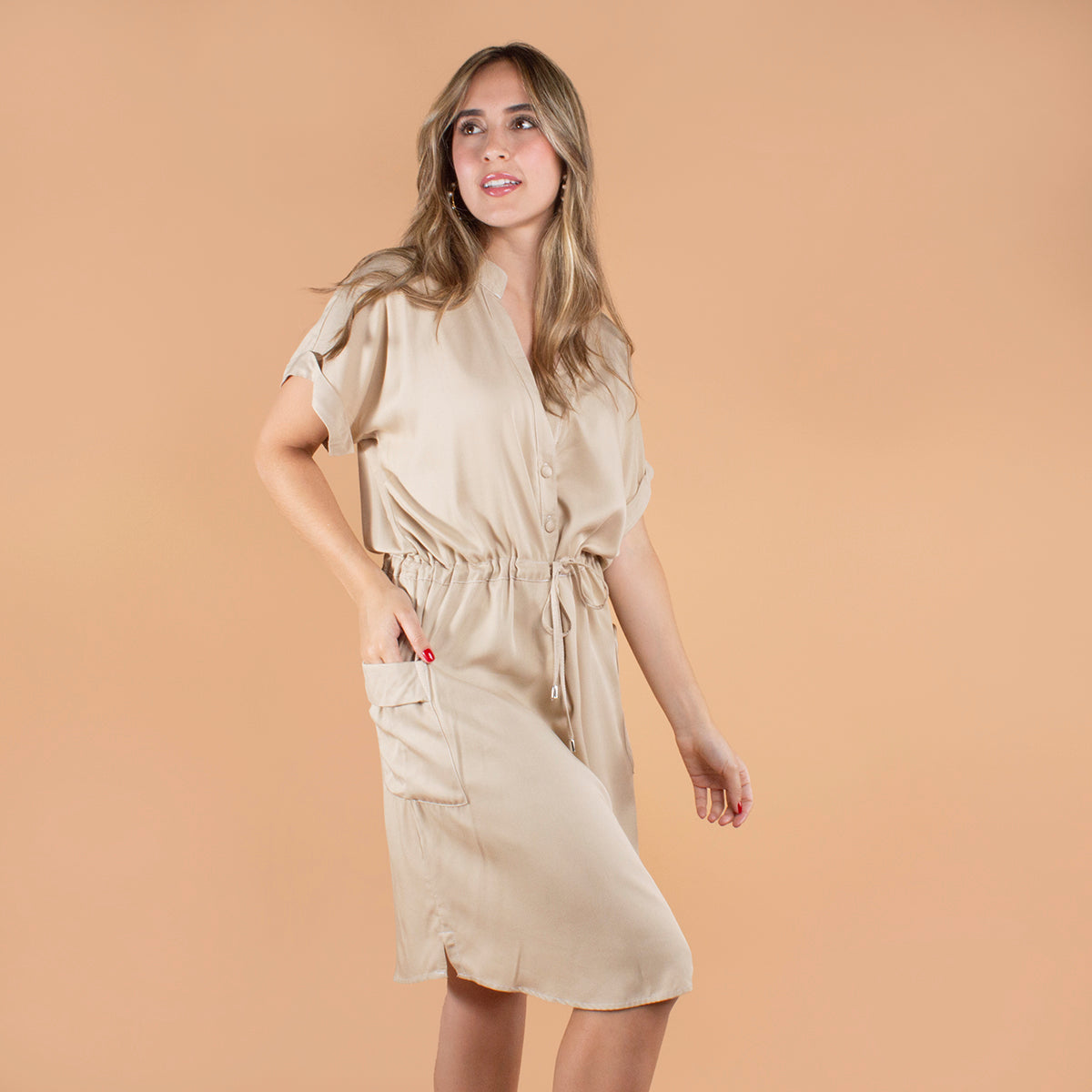 Vestido corto color camel con recogido en cintura y cuello v 103940