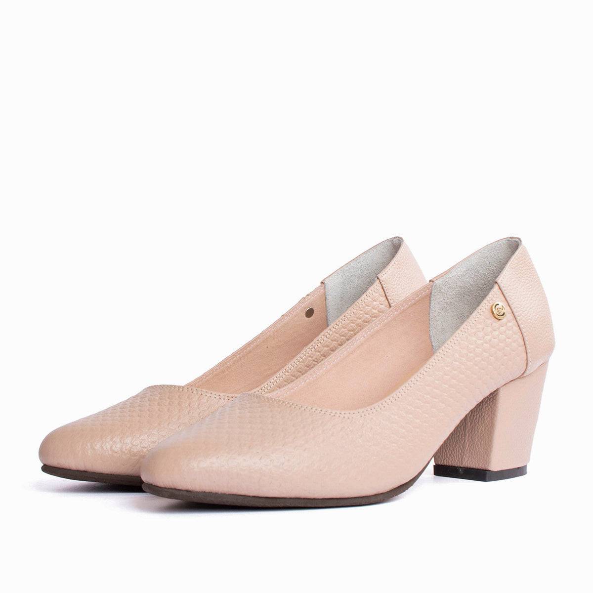 Tacones cerrados en cuero color taupe con textura en croco