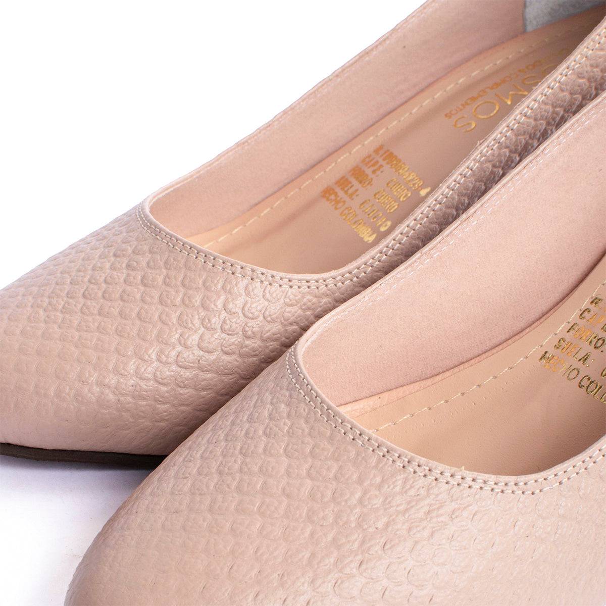 Tacones cerrados en cuero color taupe con textura en croco