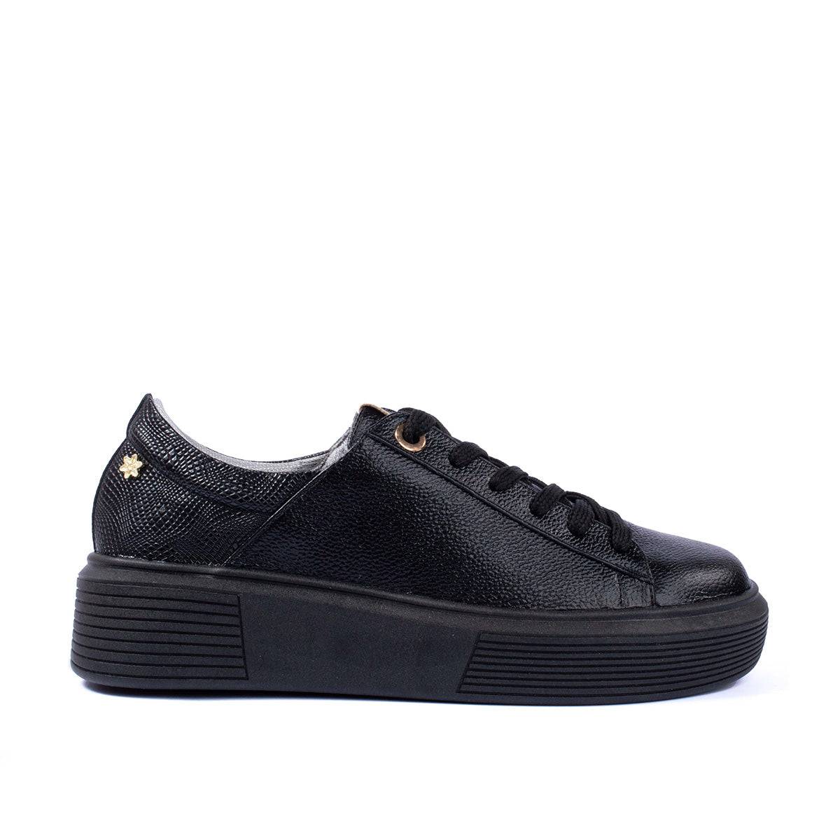 Tenis casuales en cuero color negro con textura en croco