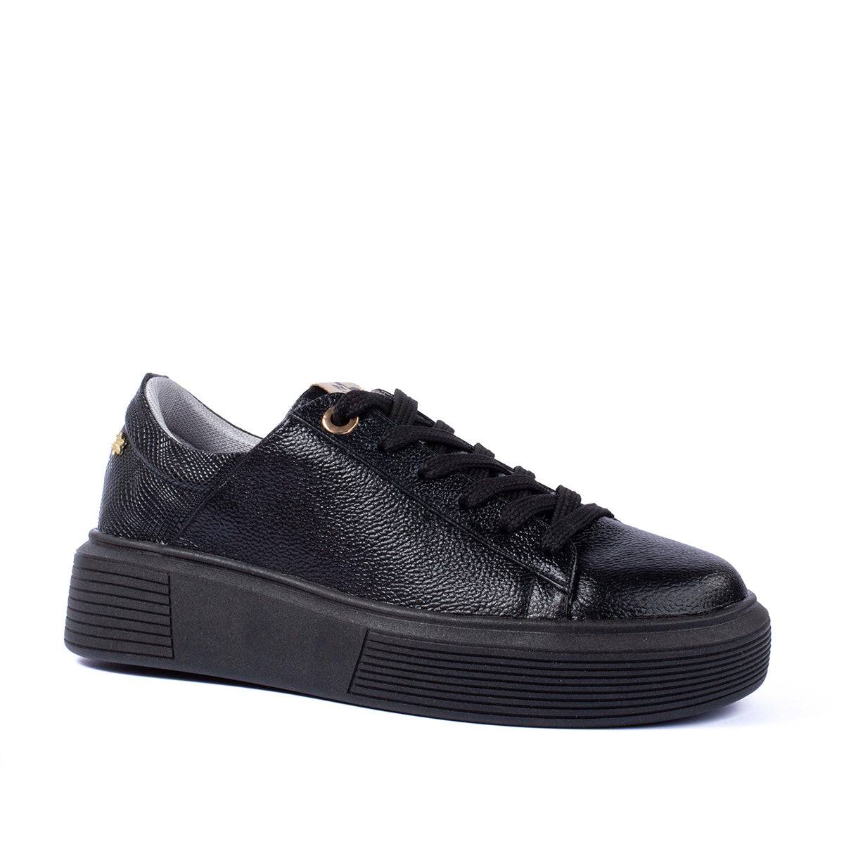Tenis casuales en cuero color negro con textura en croco