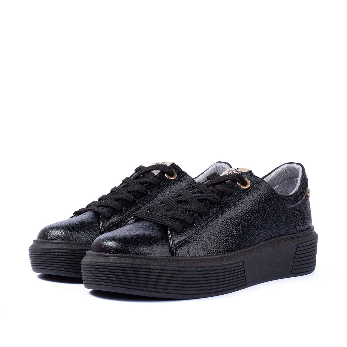 Tenis casuales en cuero color negro con textura en croco