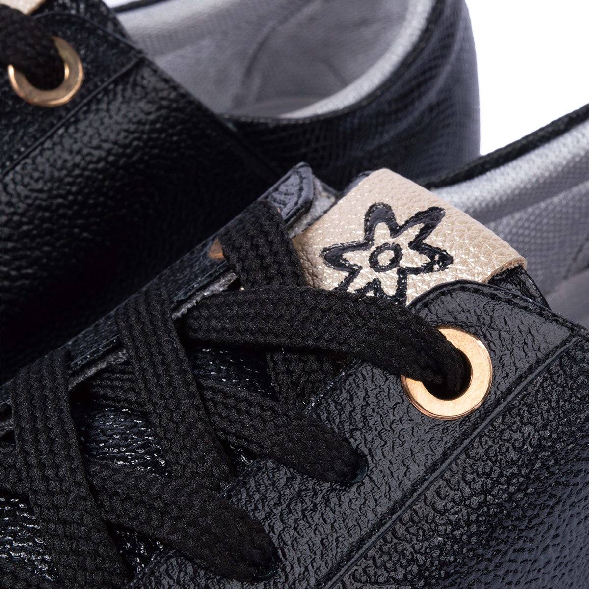 Tenis casuales en cuero color negro con textura en croco