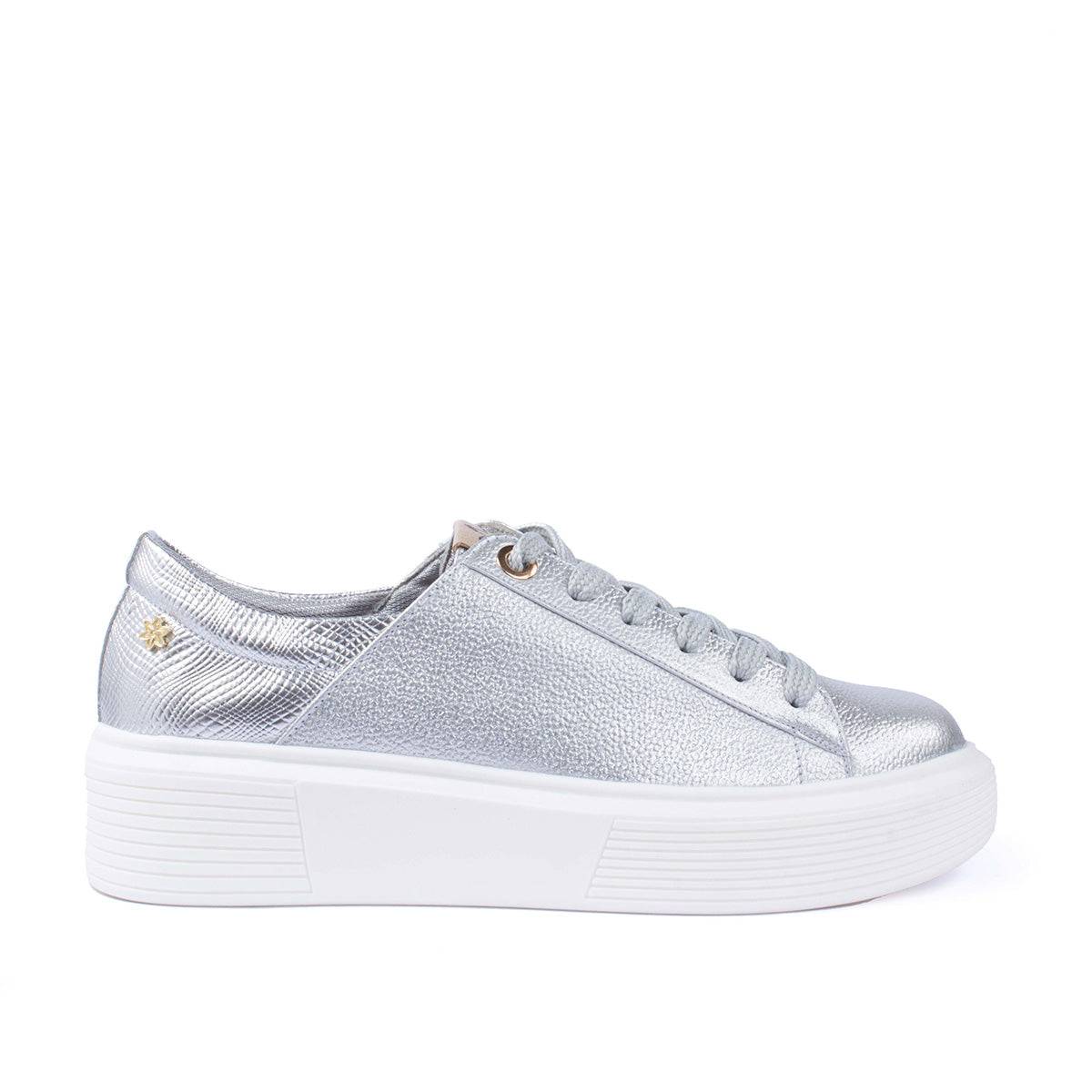 Tenis casuales en cuero color plata con textura en croco