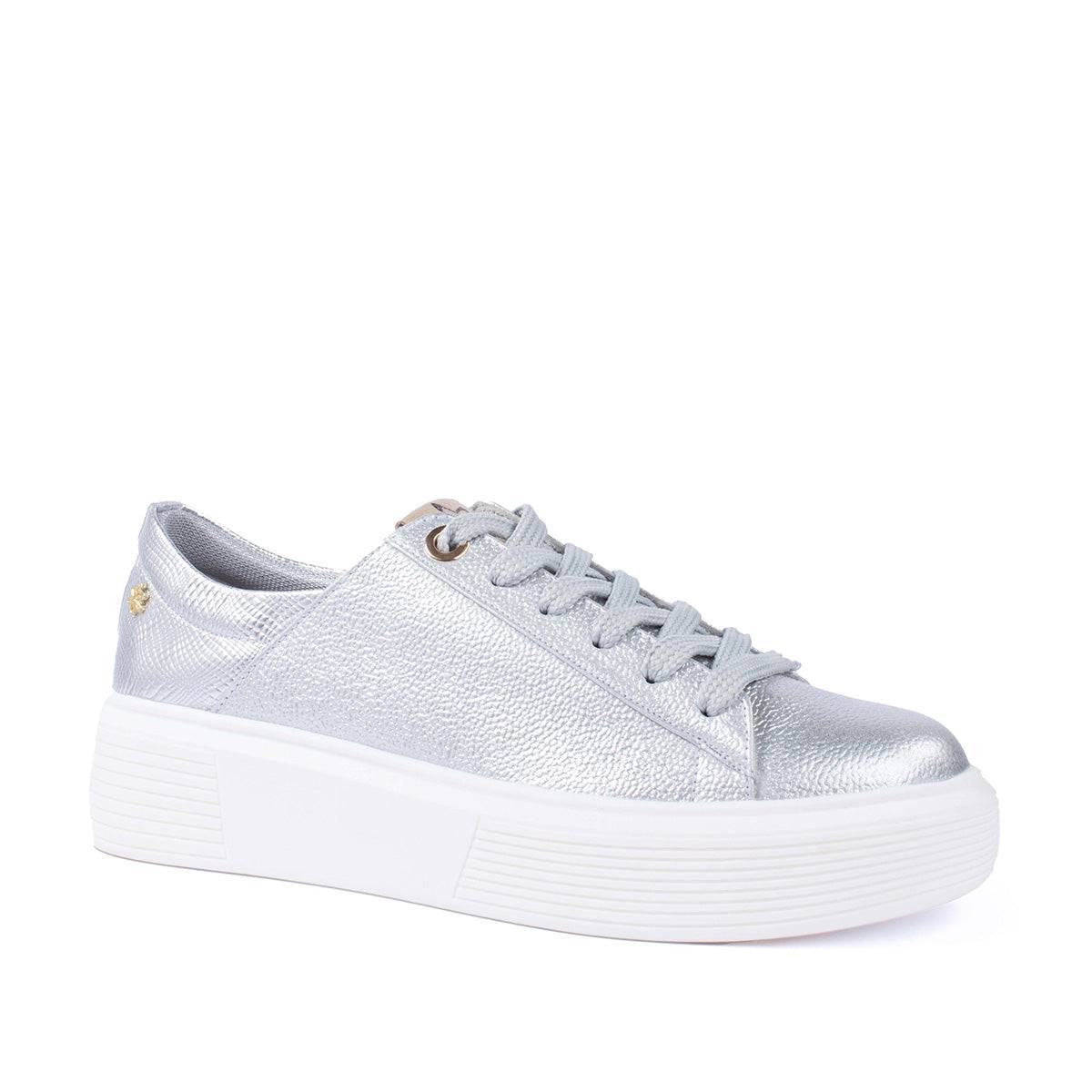 Tenis casuales en cuero color plata con textura en croco