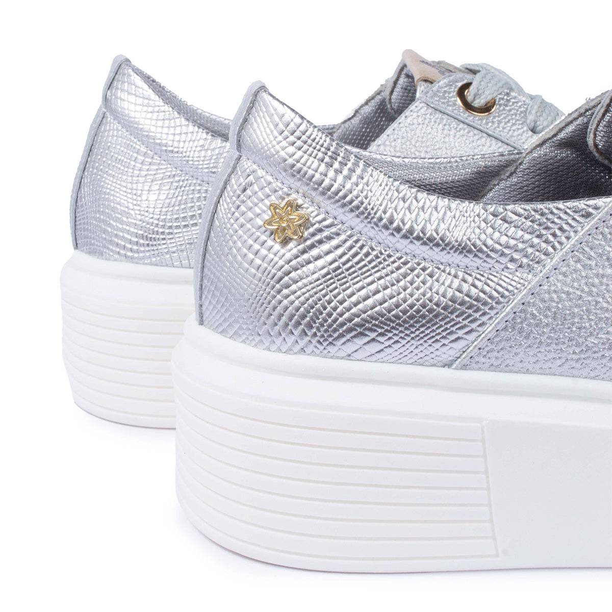 Tenis casuales en cuero color plata con textura en croco