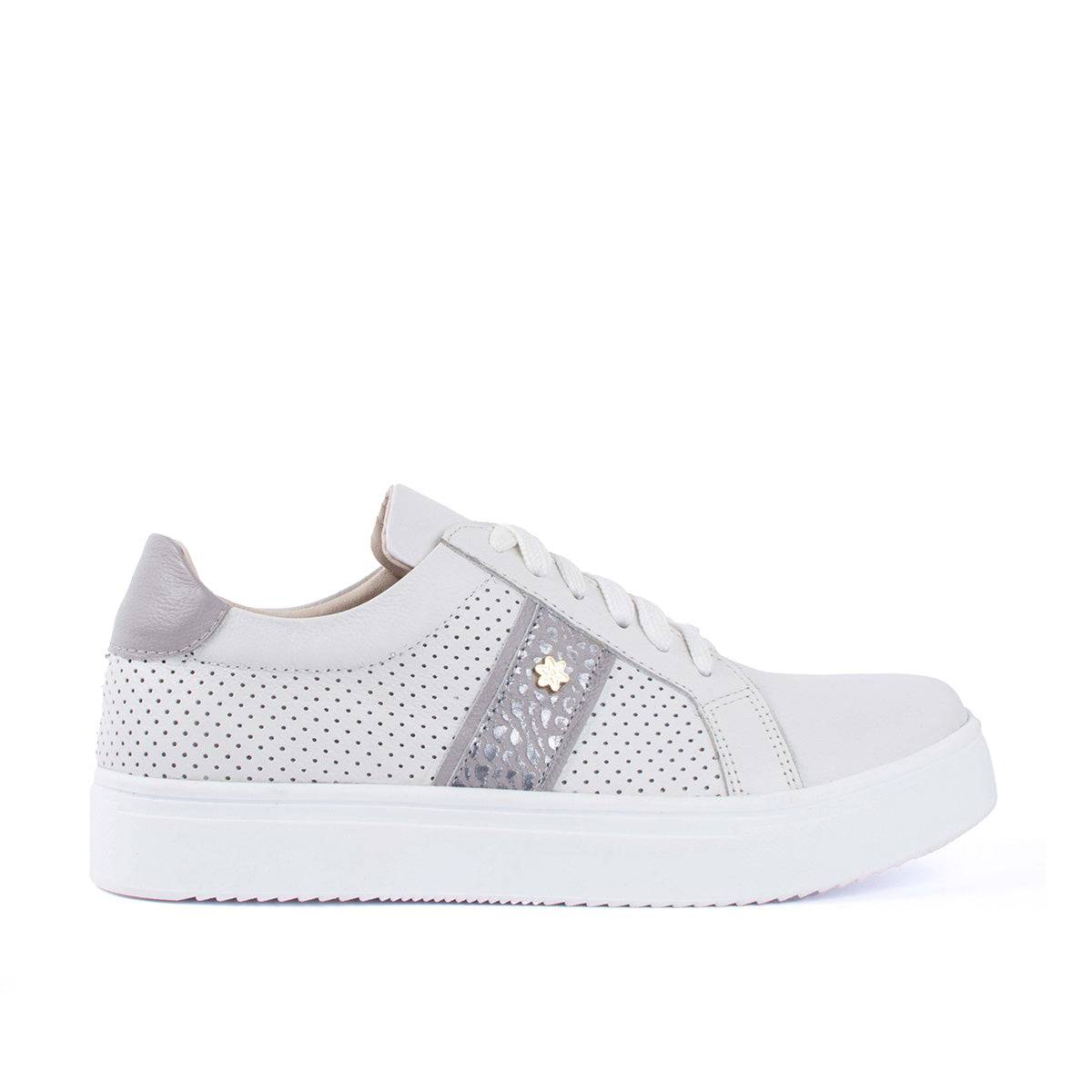 Tenis casuales en cuero color blanco con perforaciones