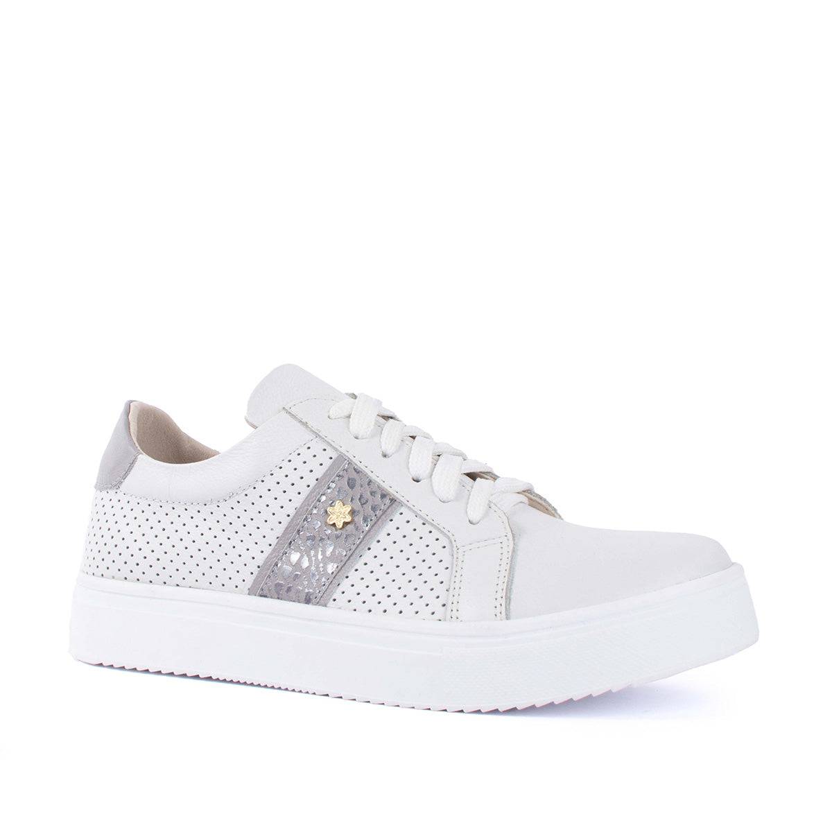 Tenis casuales en cuero color blanco con perforaciones