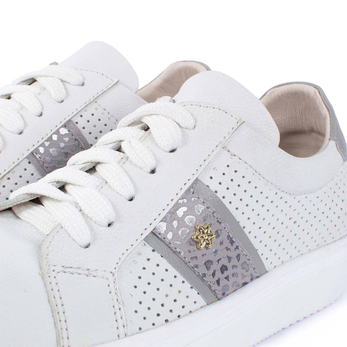 Tenis casuales en cuero color blanco con perforaciones