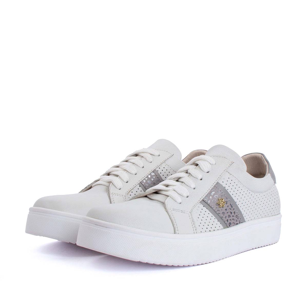 Tenis casuales en cuero color blanco con perforaciones