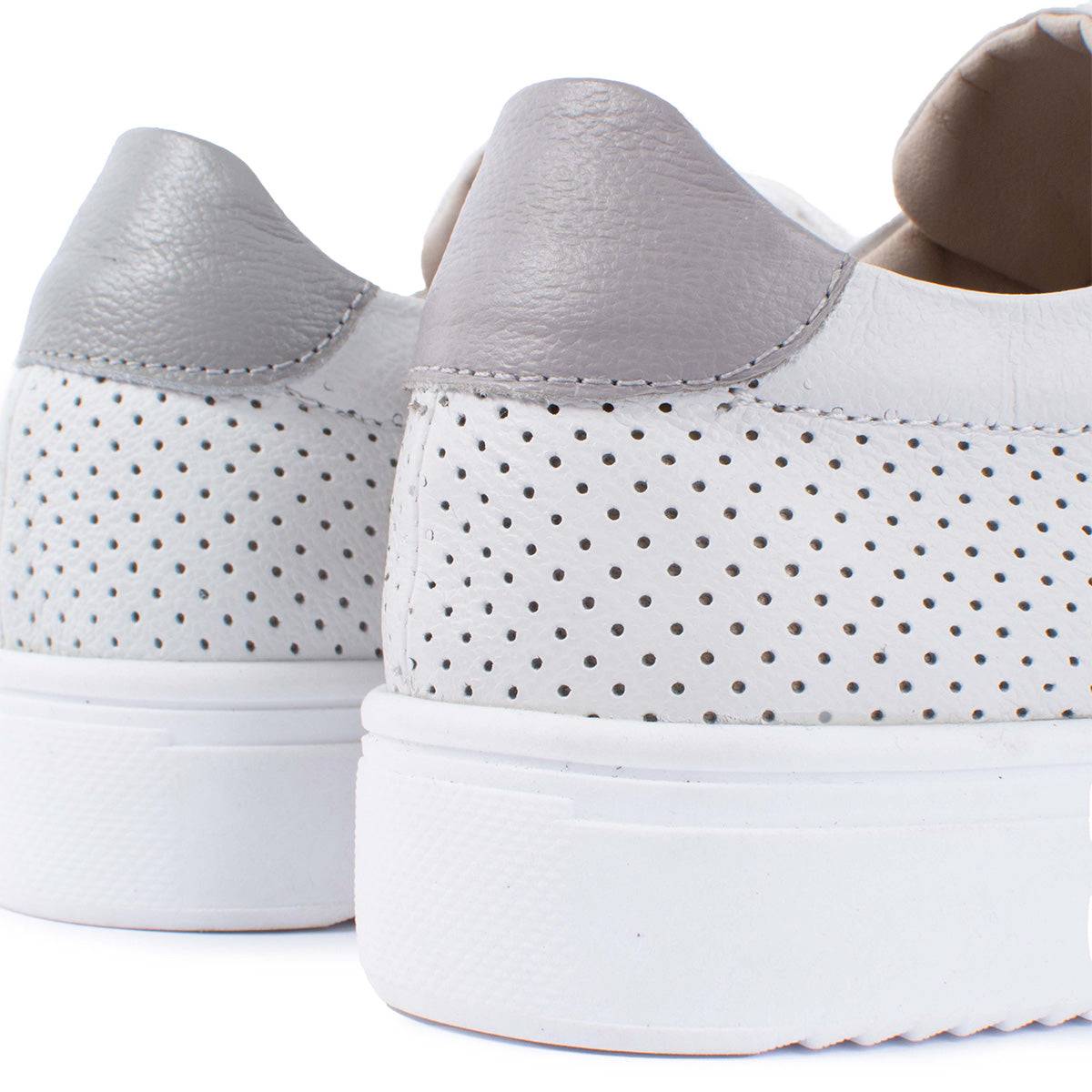 Tenis casuales en cuero color blanco con perforaciones