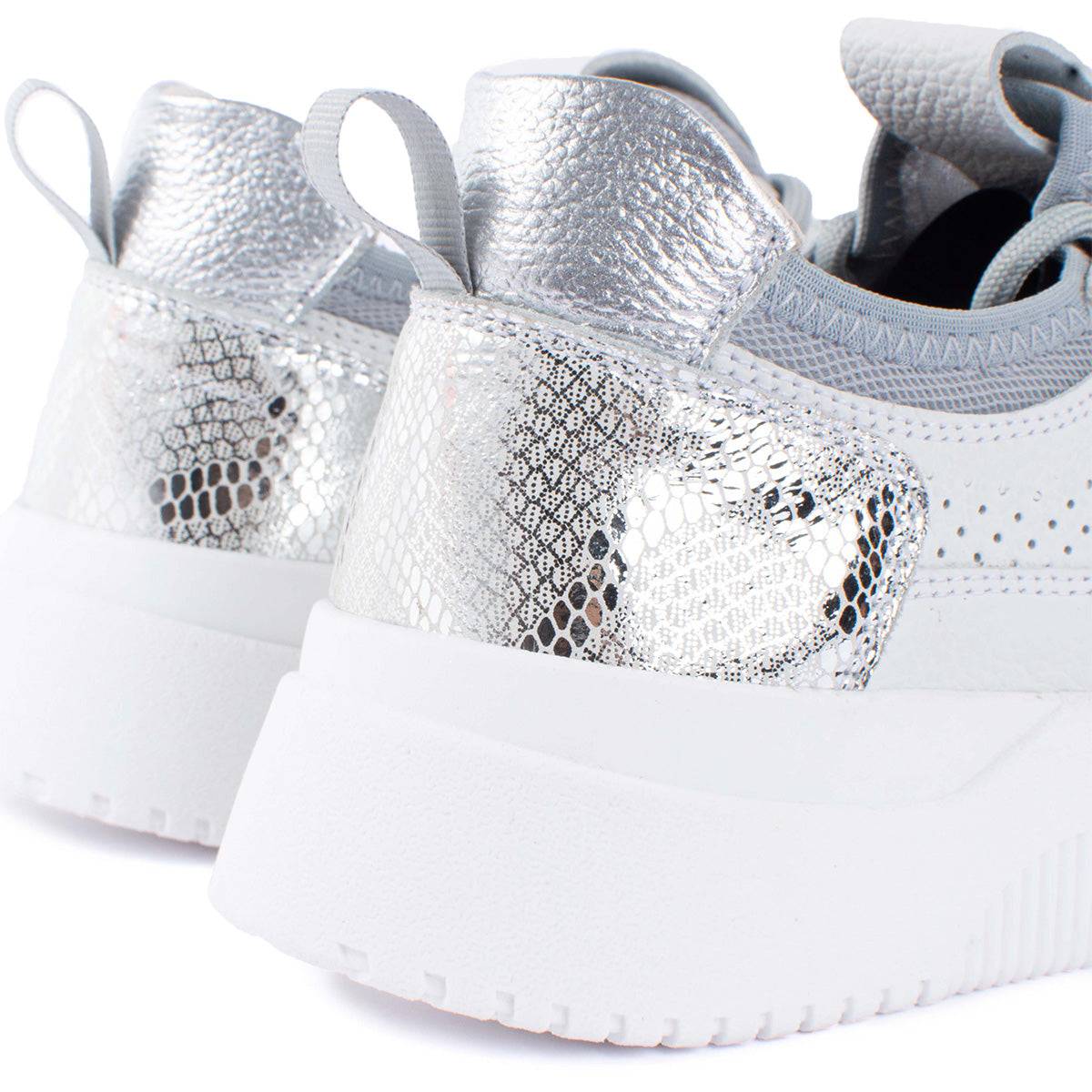 Tenis casuales en cuero color plata con perforaciones