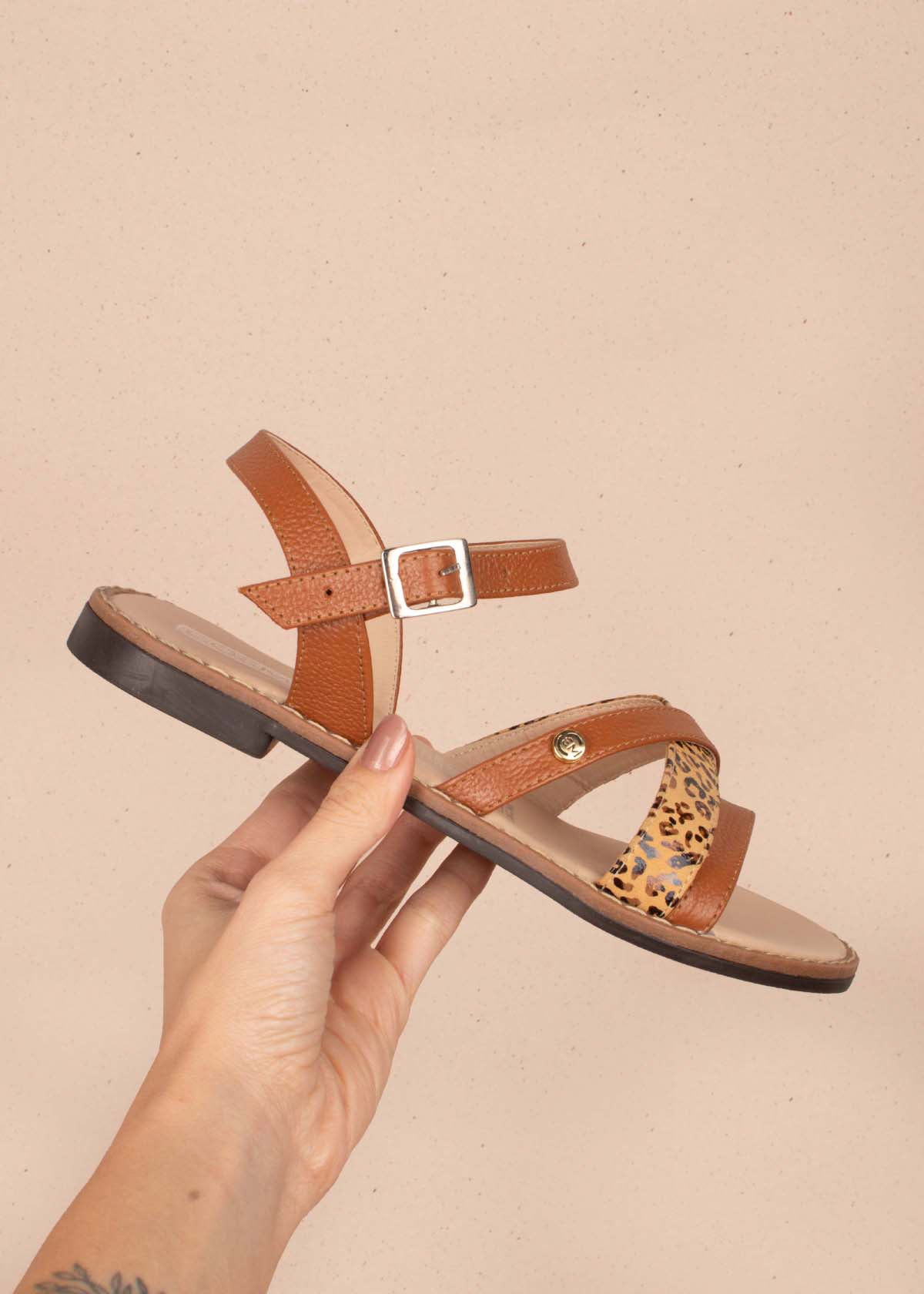 Sandalias planas en cuero color miel con folia animal print 104049