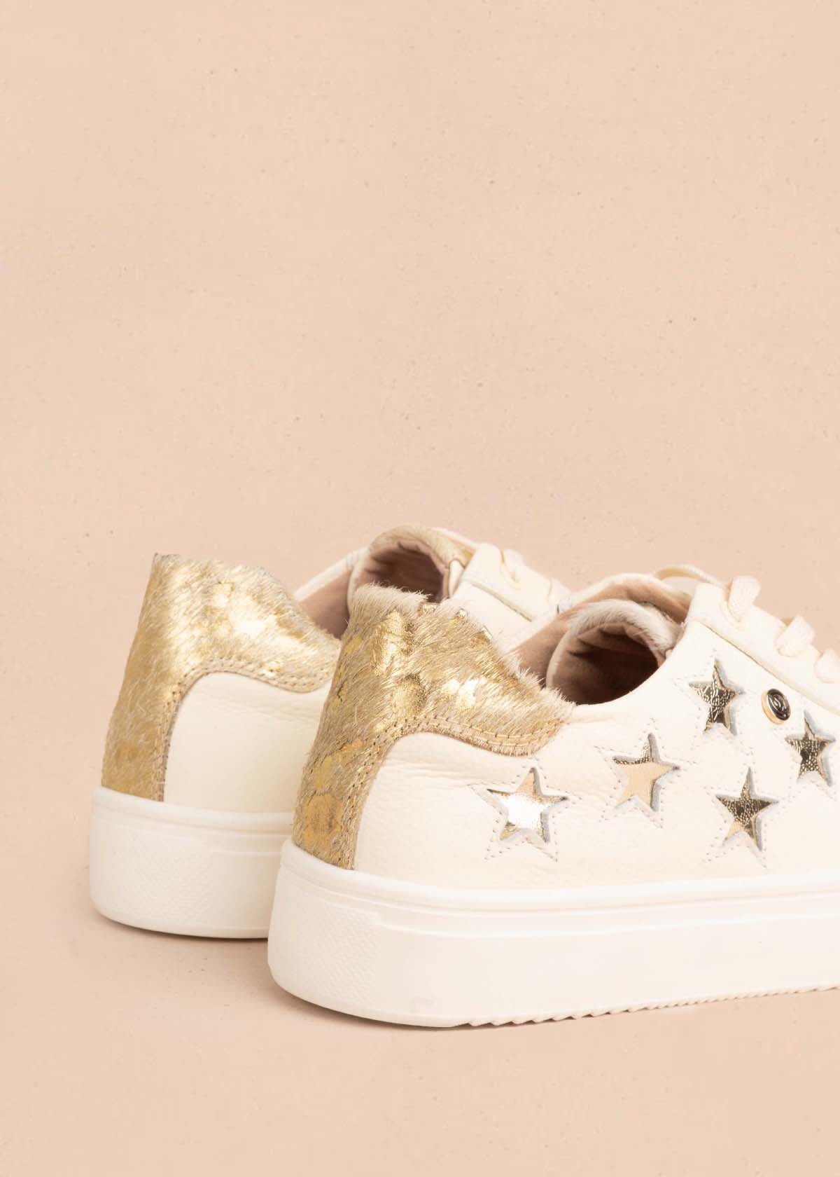 Tenis casuales en cuero talco con estrellas 104059