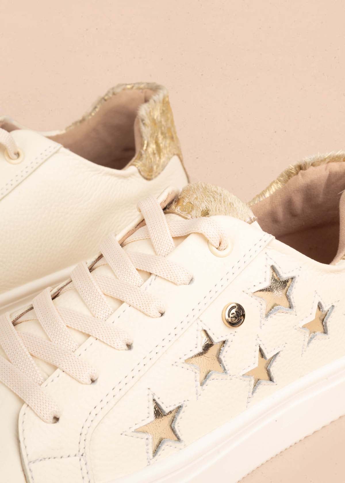 Tenis casuales en cuero talco con estrellas 104059