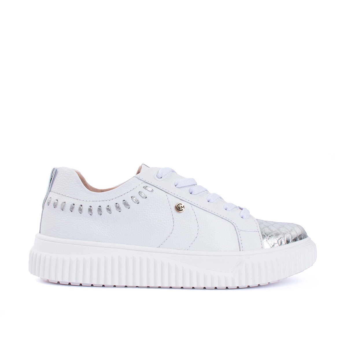 Tenis casuales en cuero color blanco con textura croco 104061