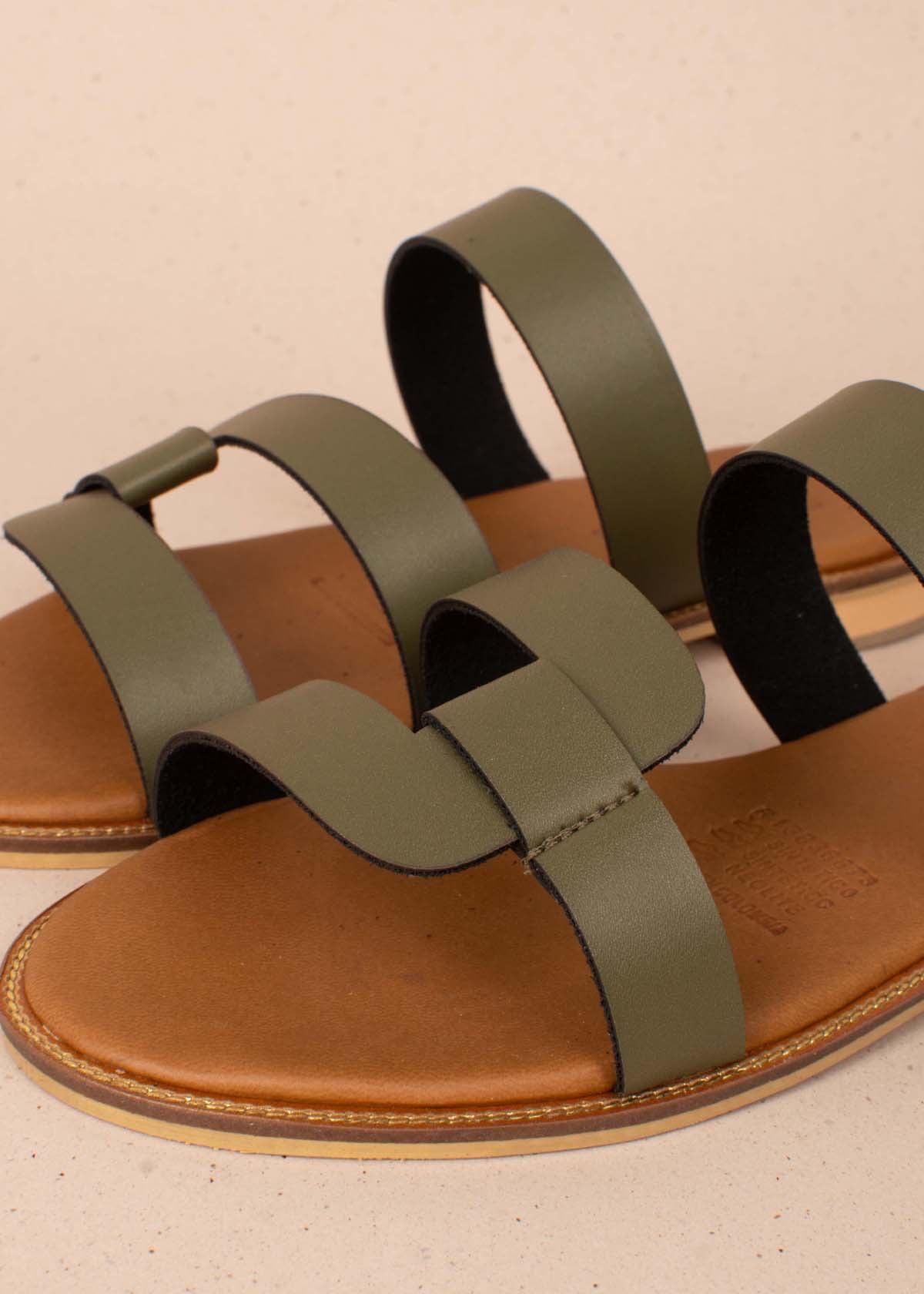 Sandalias planas color verde 104118