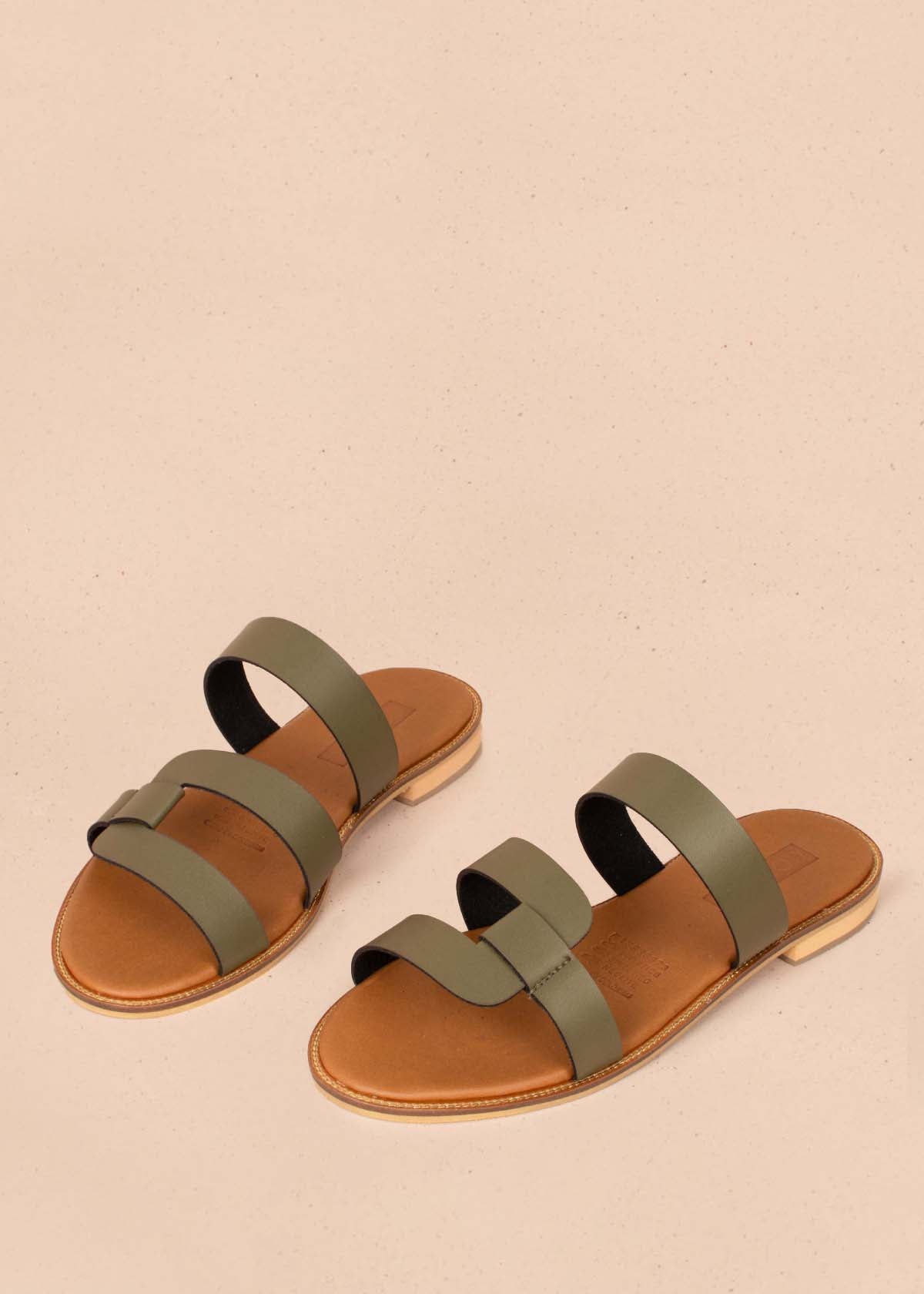 Sandalias planas color verde 104118
