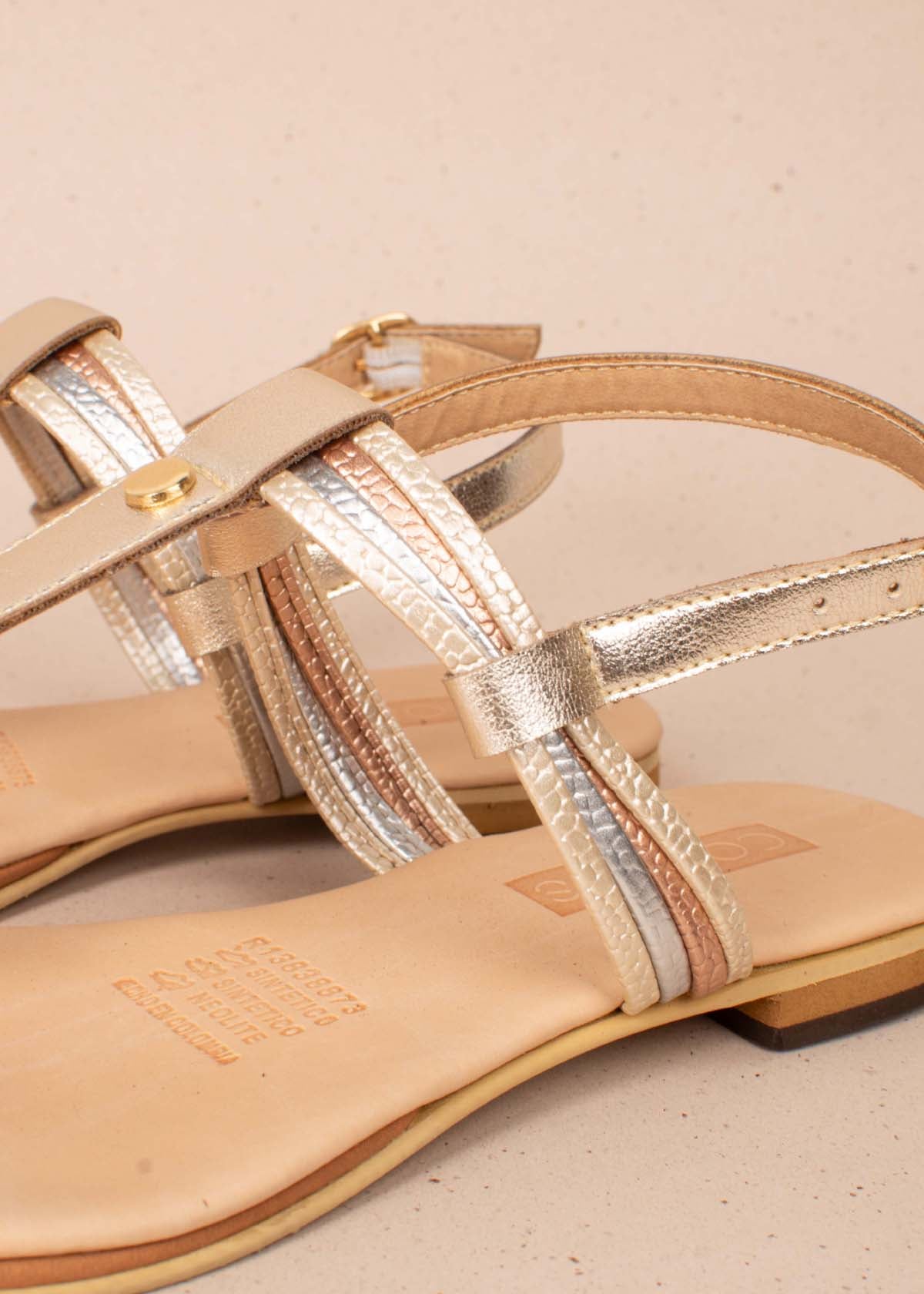 Sandalias planas tres puntadas color dorado 104120